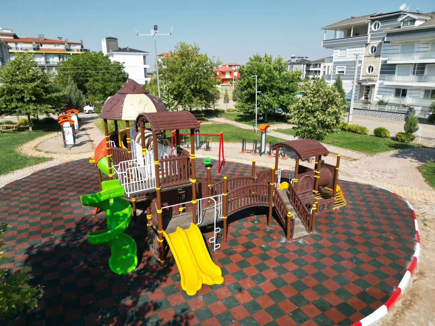 Tavas’ta çocukların neşesi yenilenen parklarda büyüyecek
