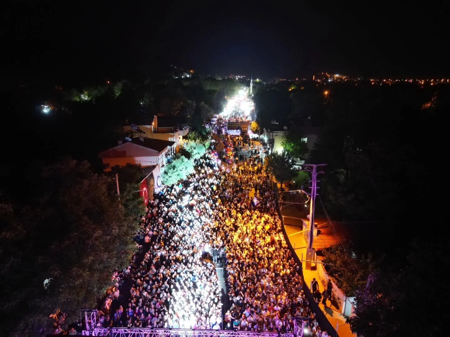 Tavas’ta müzik ziyafeti: Rafet El Roman hayranlarını coşturdu