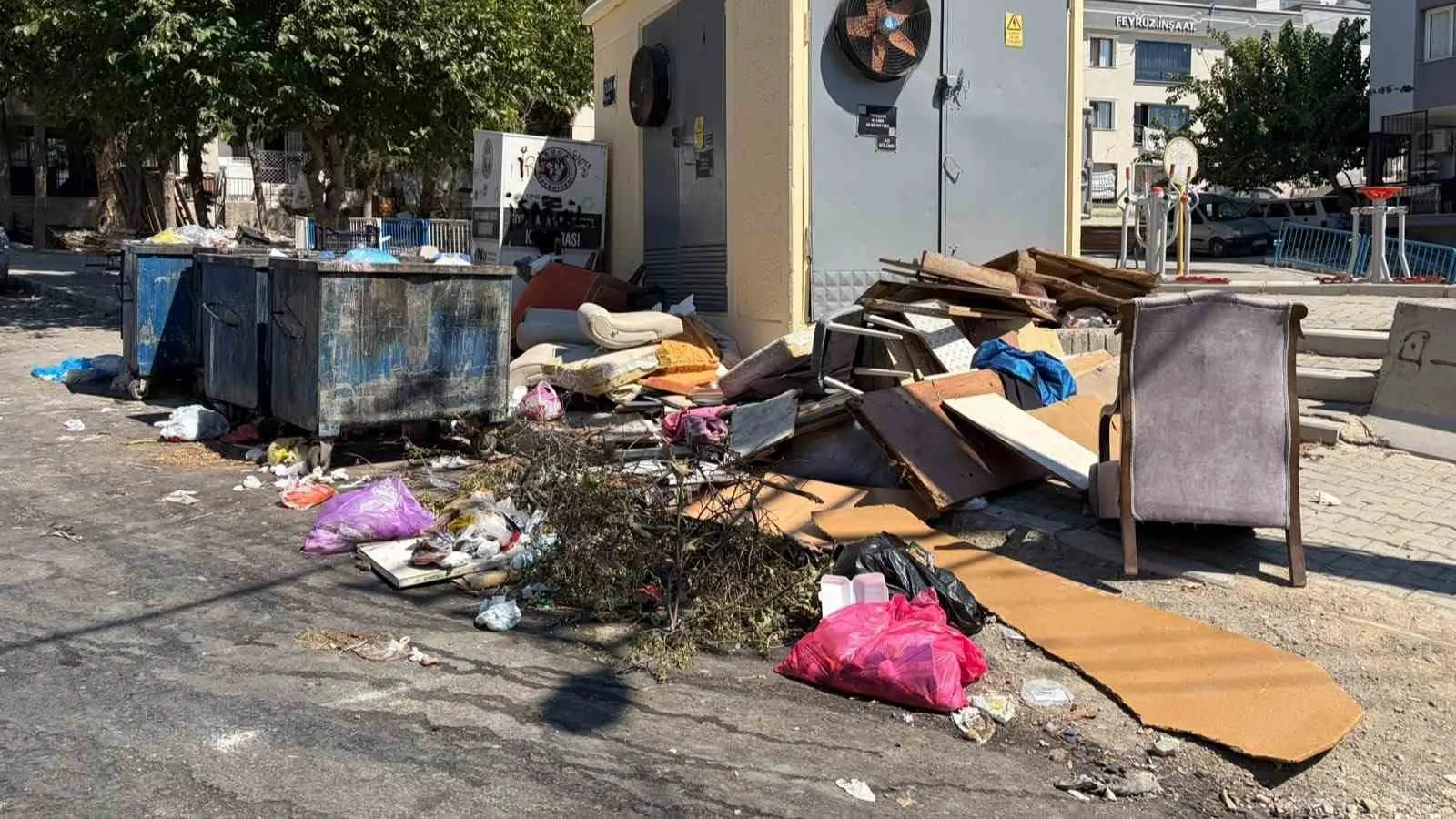 Buca’da çöp krizi sokağa taştı: Belediye yönetimi değişti, manzaralar değişmedi