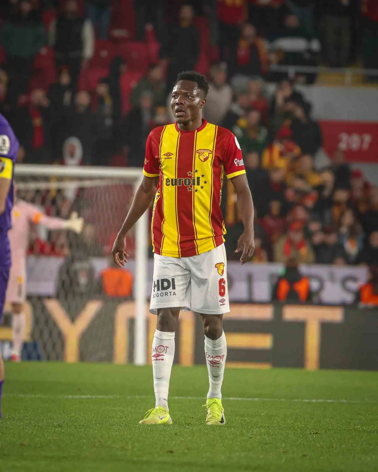 Göztepe'de çift taraflı transfer trafiği: Dennis gidiyor, Akonnor geliyor