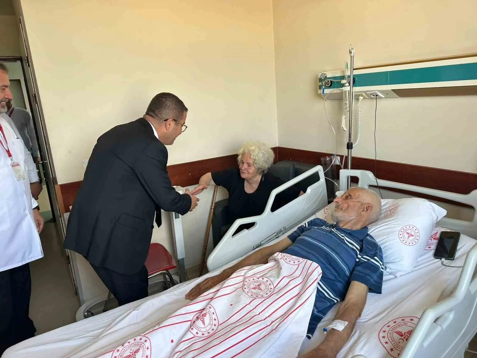 Kemalpaşa’da hastane turu: Kaymakam Daştan’dan şifa bekleyenlere moral ziyareti