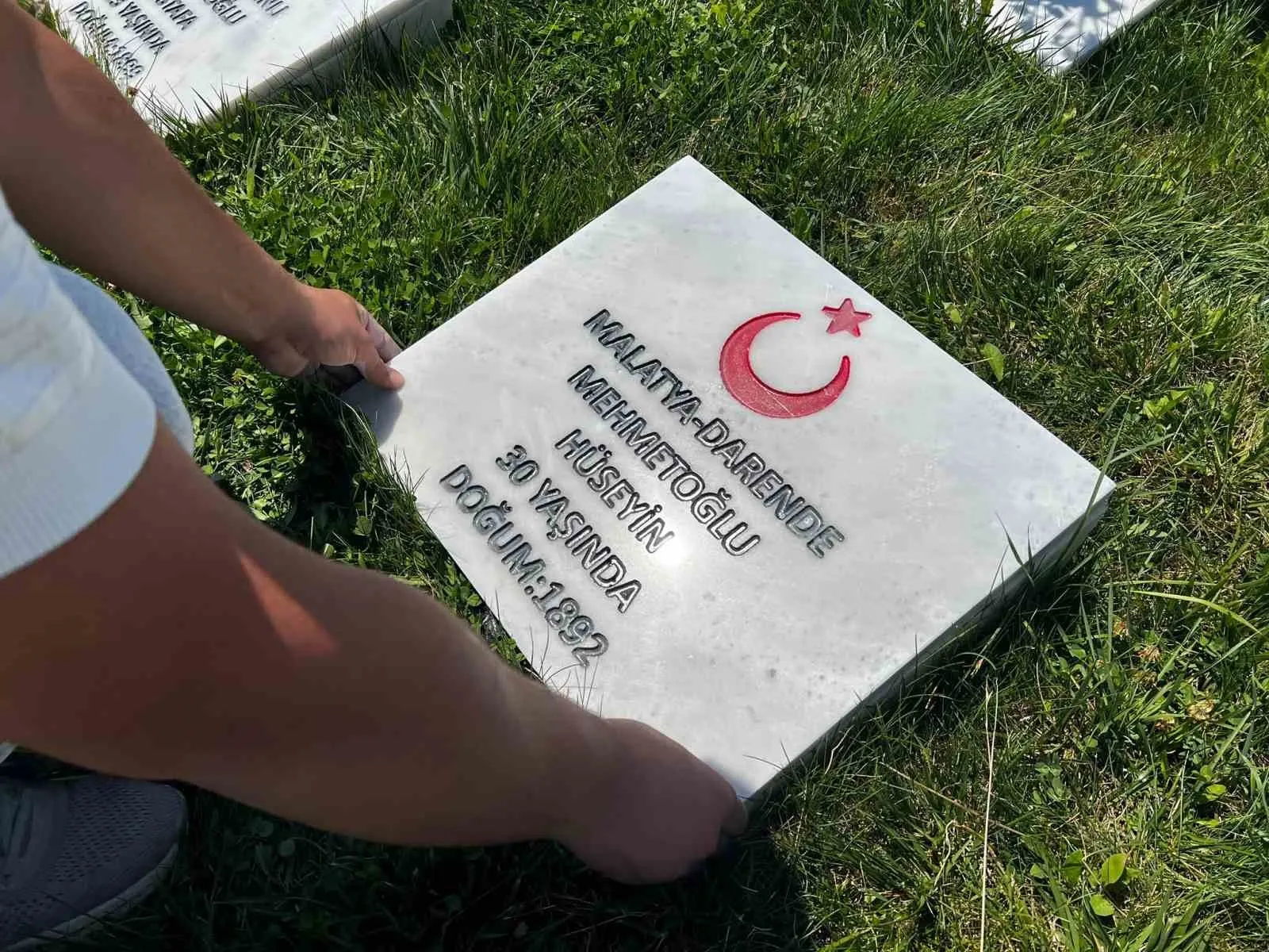 Meslek liselilerden vefa dersi: Şehitlikteki 510 mezar taşı baştan aşağı yenilendi