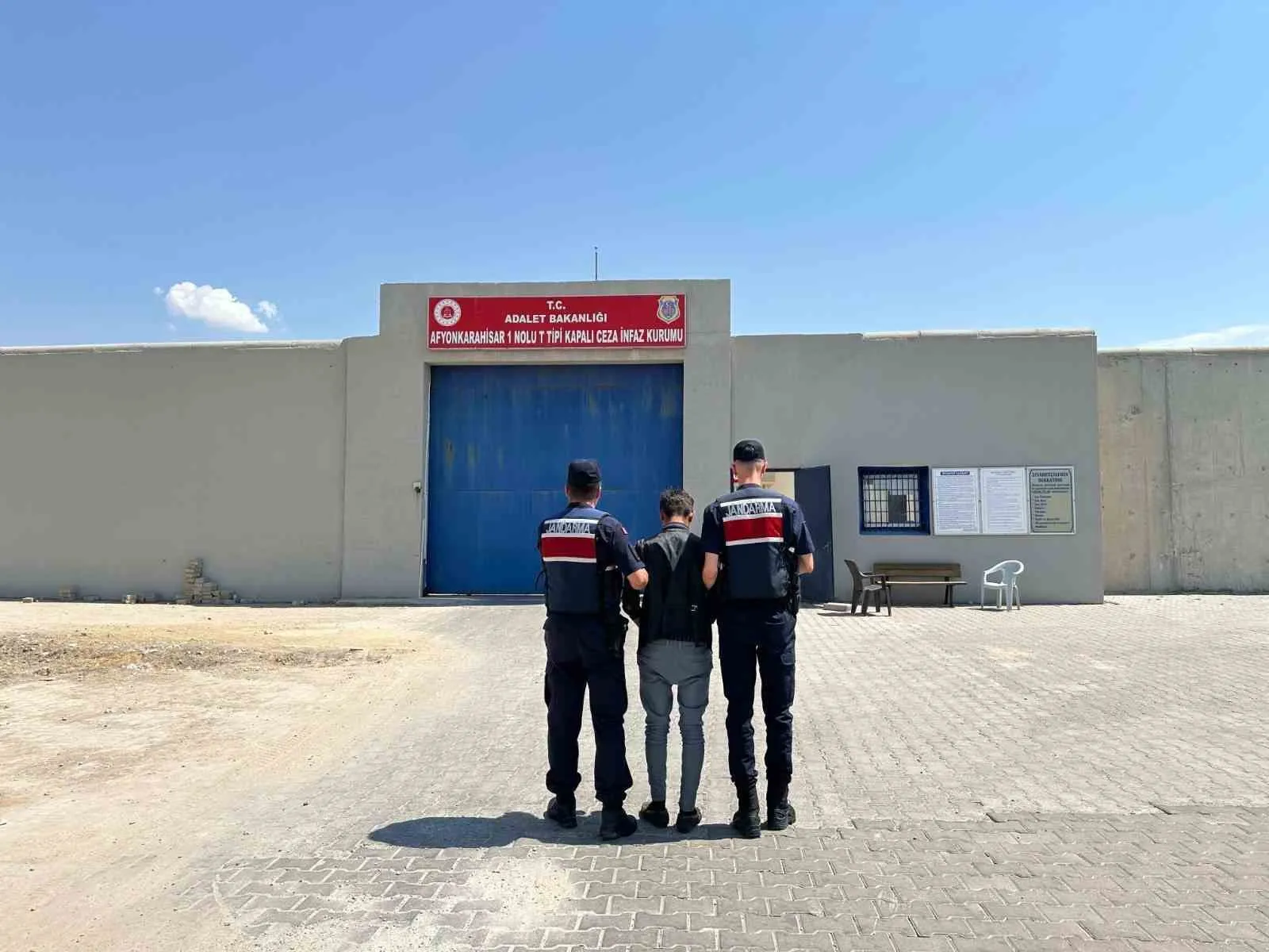 Afyonkarahisar'da Jandarmadan Büyük Operasyon: Bir Haftada 28 Firari Adalete Teslim Edildi
