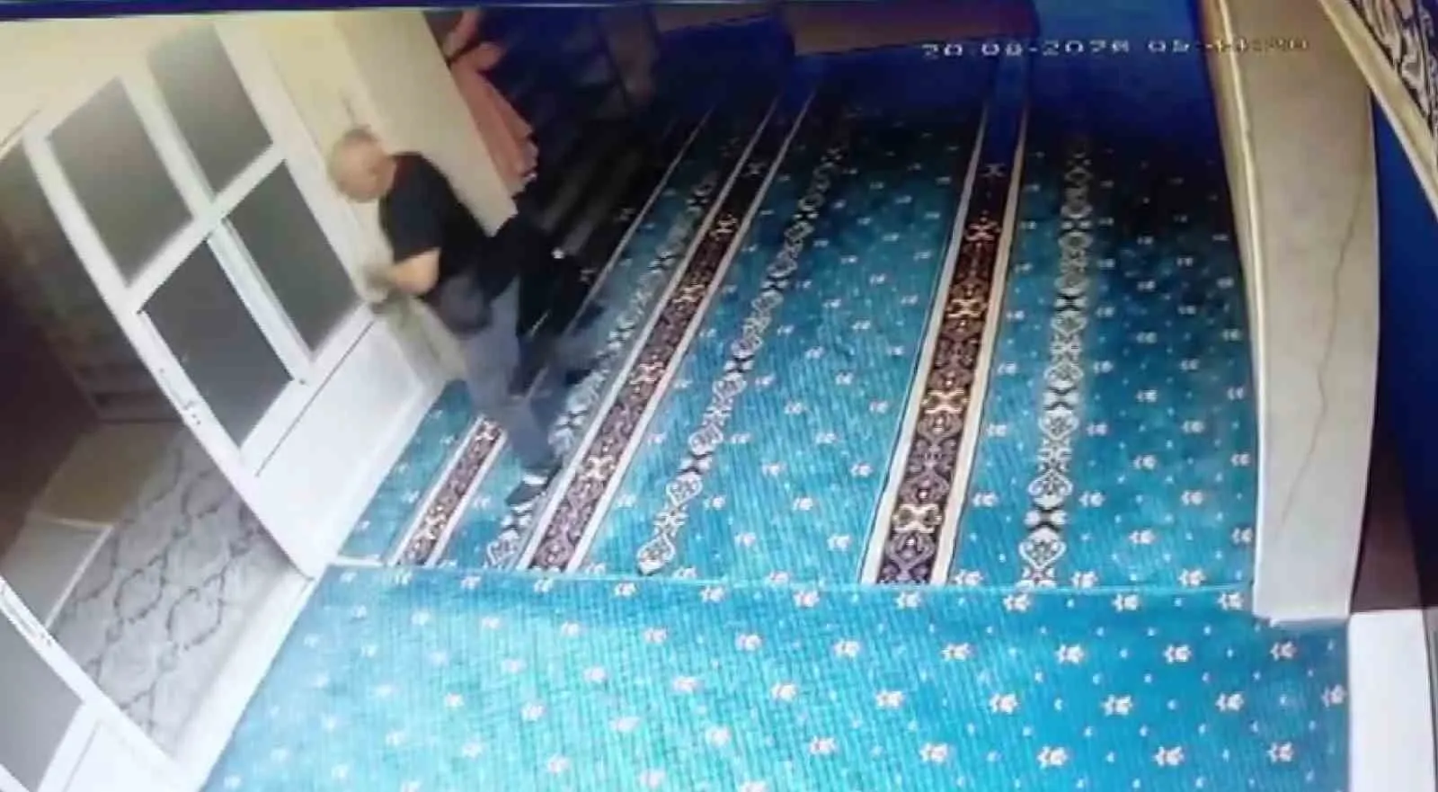 Valizli hırsızın cami rotası imamların takibiyle kesildi