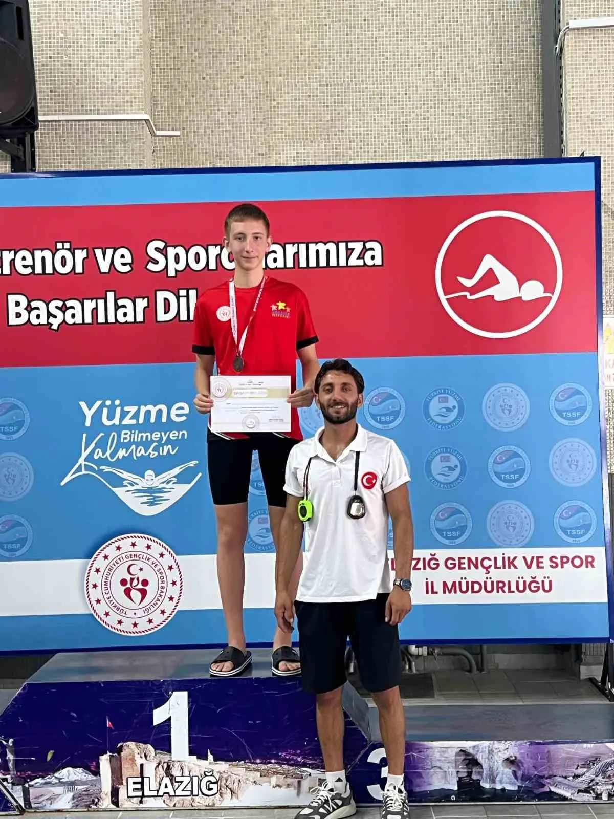 Aydınlı genç kulaçlar Elazığ’da kürsüye ambargo koydu