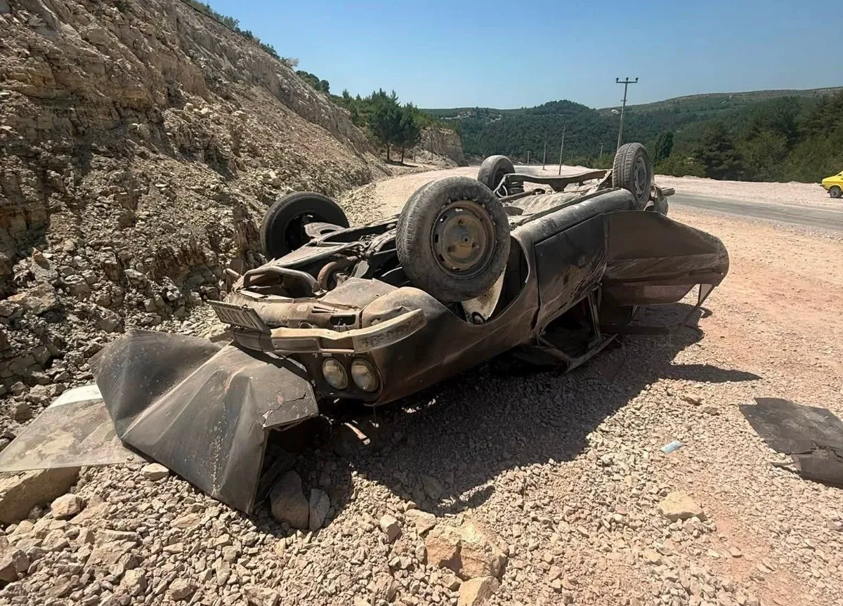 Gördes yolunda mıcır kabusu: Kontrolden çıkan otomobil takla attı