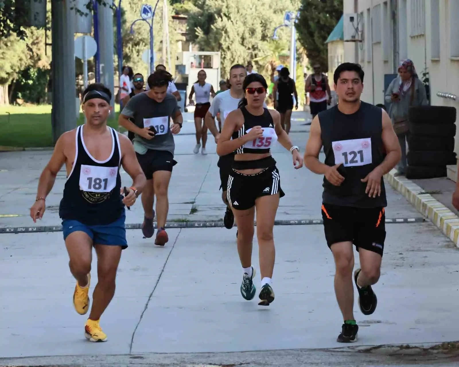 104. Yıl Coşkusu 6,55 Kilometrelik Parkurda Yaşandı: 9’luk Minikler ile 86’lık Çınarlar Aynı Heyecanı Paylaştı