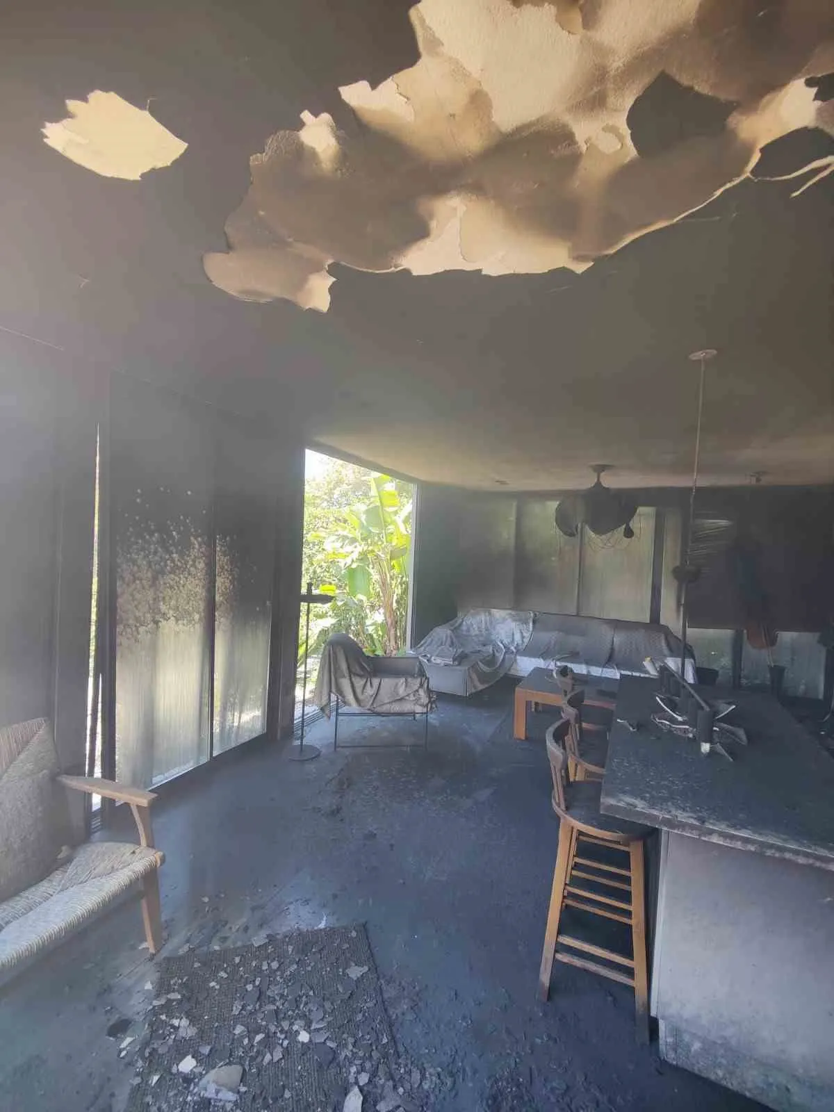 Bodrum'da klima kabusu: Otel avlusundaki yapı küle döndü