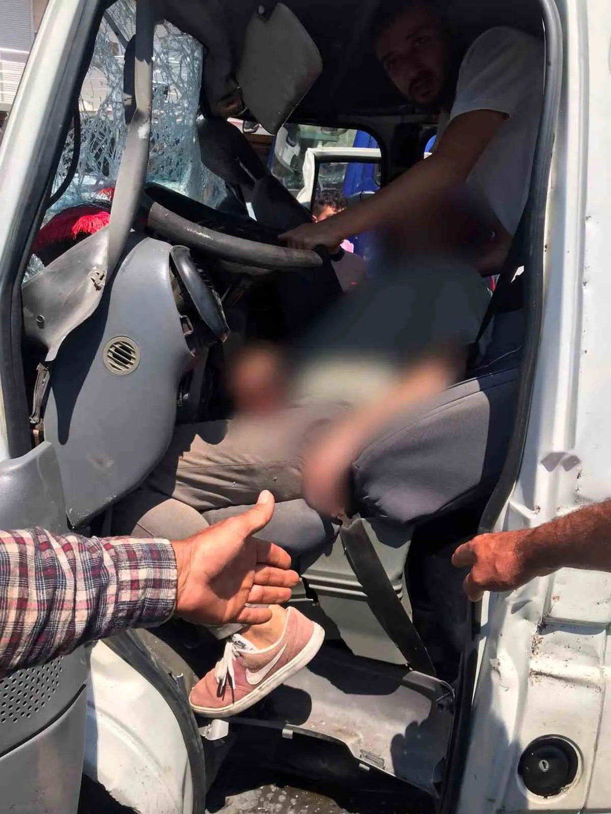 Buharkent'te trafik felaketi: Minibüslerin çarpışması sonucu 8 kişi yaralandı