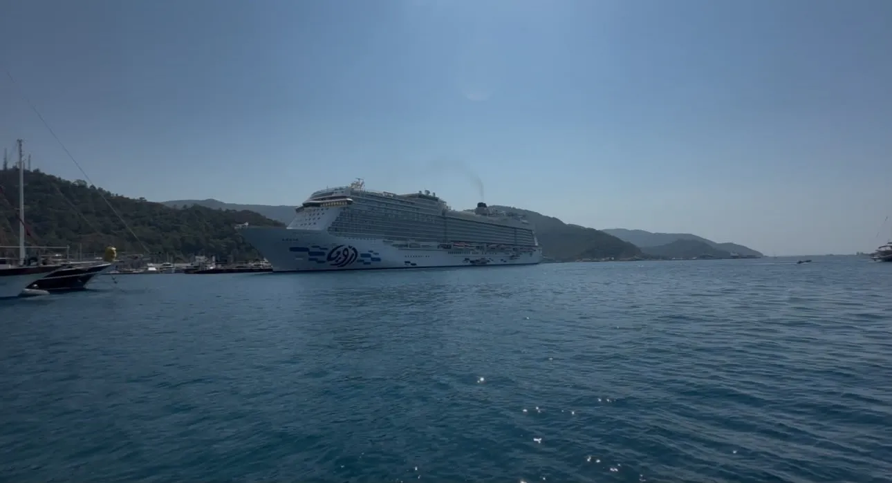 Marmaris limanında dev misafir: Aroya Manara sezonun en kalabalık seferlerinden birini yaptı