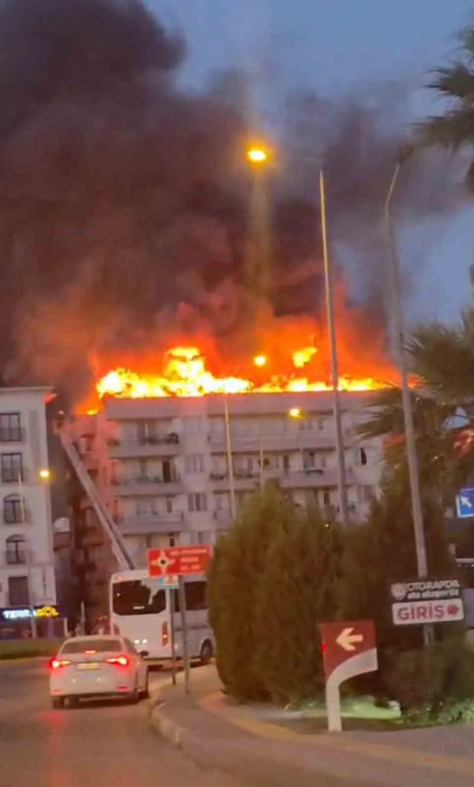 Milas’ta Çatı Katında Alevlere Müdahale: Sıçrama Önlendi