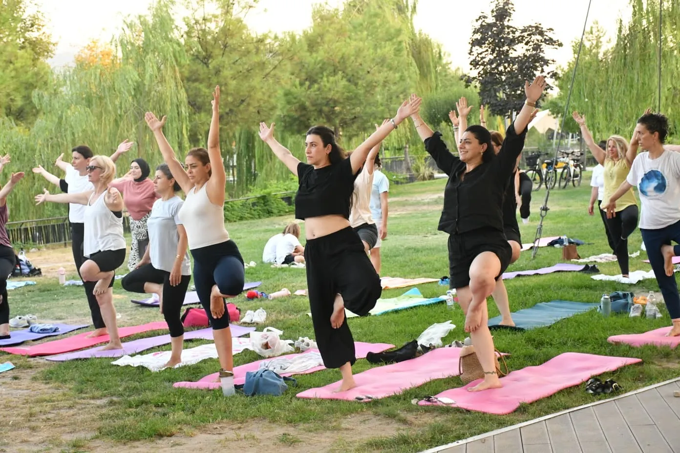 Yunusemre’de parklar sporla şenlendi: Kadınlardan yogaya yoğun ilgi