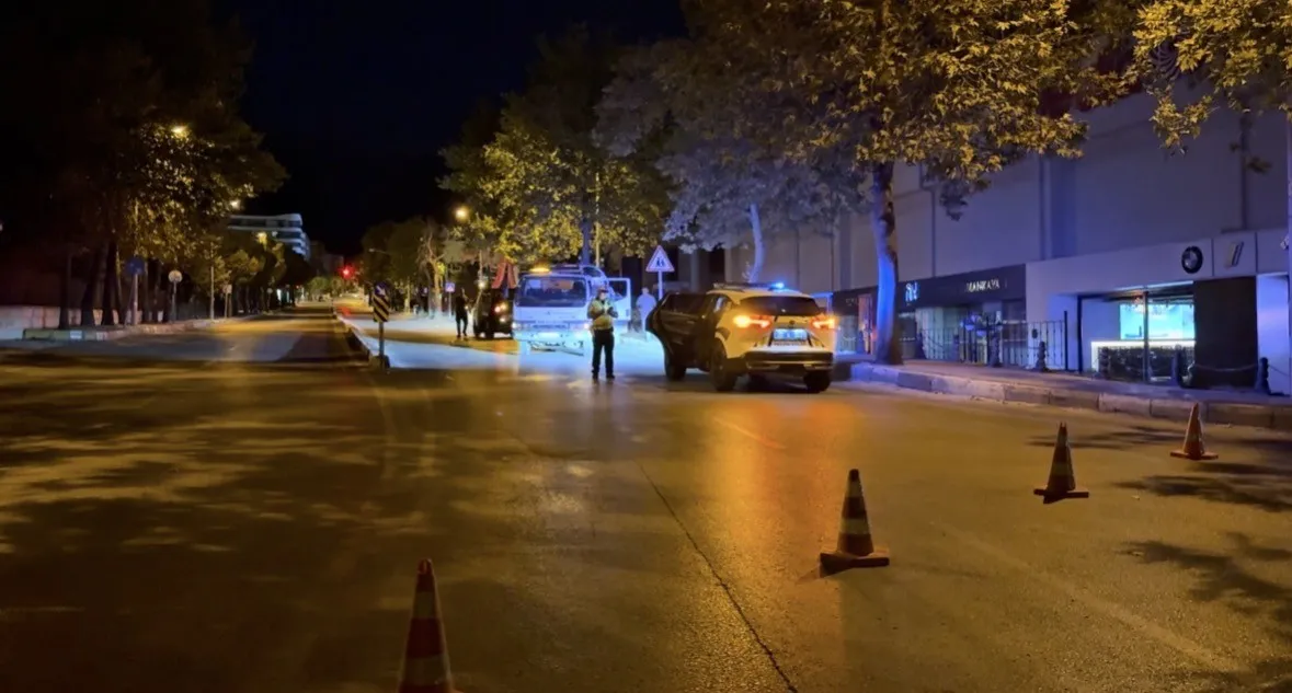 Denizli’de Direksiyon Hakimiyeti Kayboldu: Otomobil Ağaca Saplanarak Durdu, 1 Yaralı