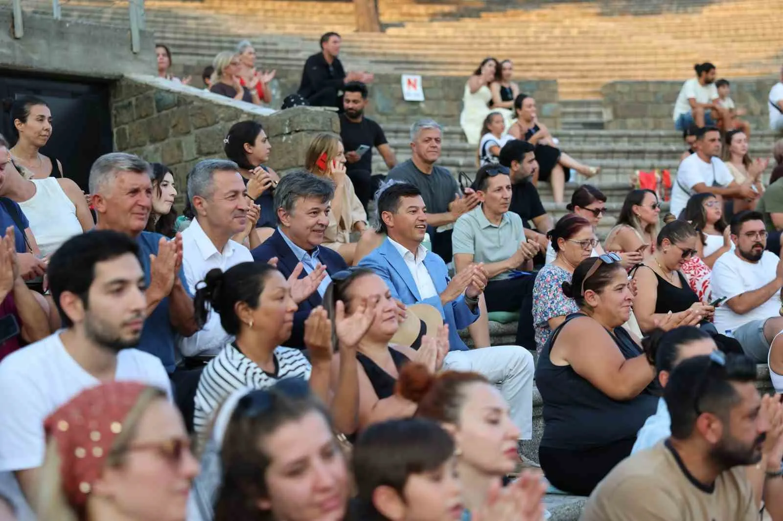 Minik Yetenekler Amfiteatrda Sahne Aldı: Marmaris’te Yaz Kursları Büyük Finalle Kapandı