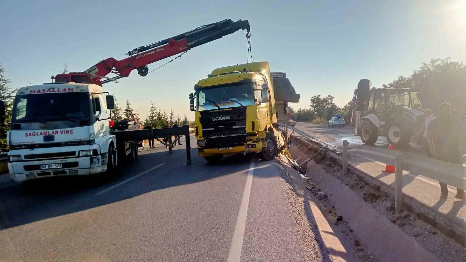 Emirdağ’da tır kazası: Tonlarca patates yola saçıldı