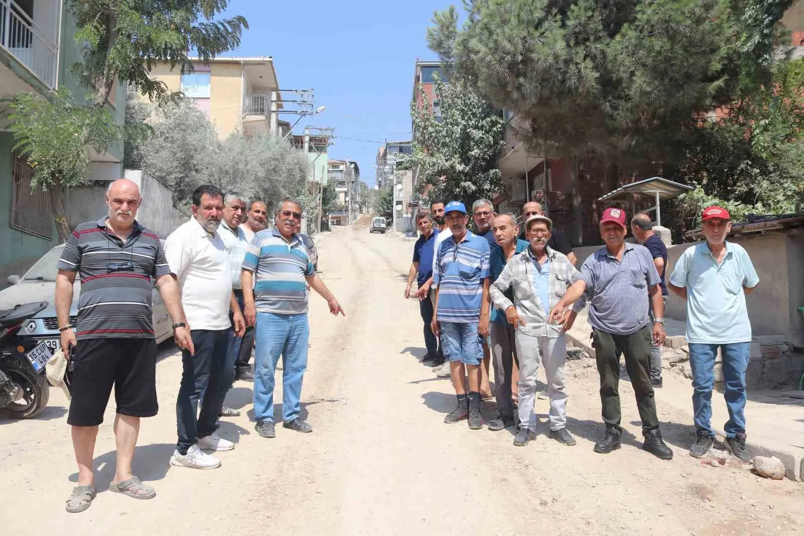 Bayraklı’da isyan ettiren çile: Sokaklara halı serdiler