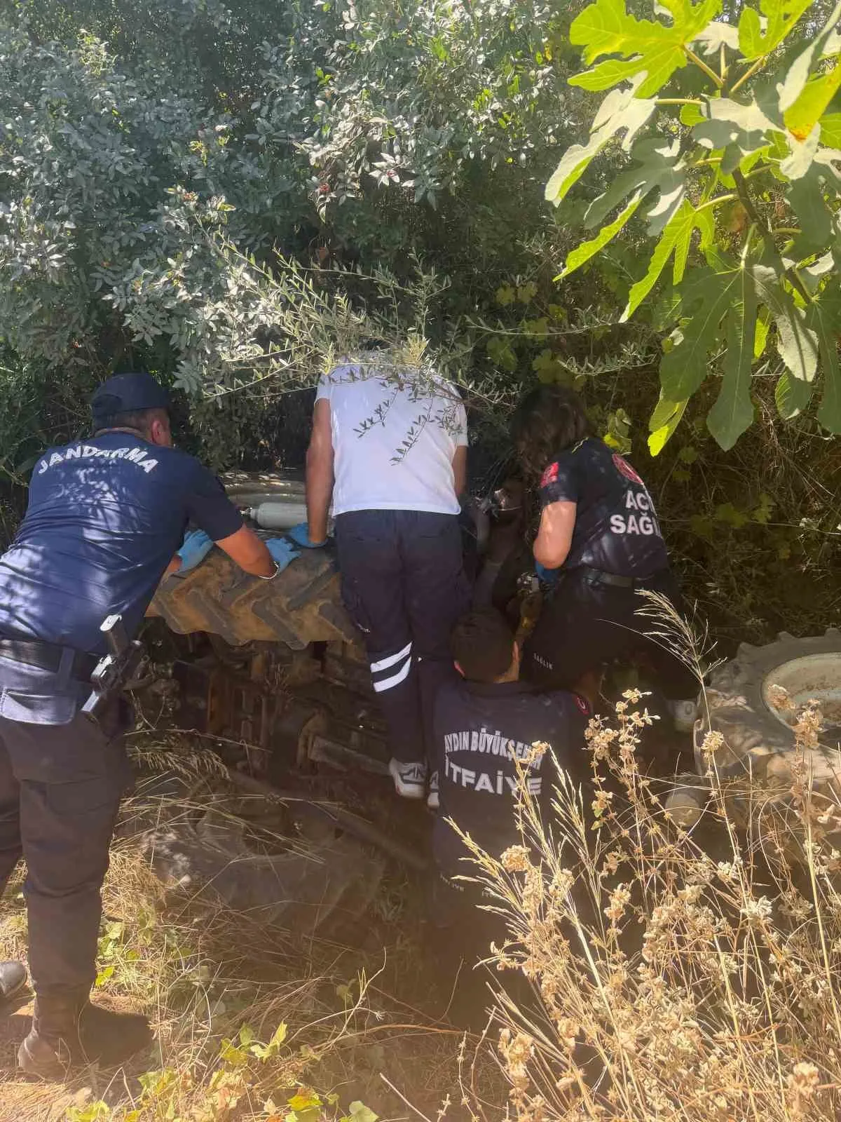 Germencik'te Traktör Kazası: Şarampole Yuvarlanan Aracın Altında Kalan Sürücüyü İtfaiye Kurtardı