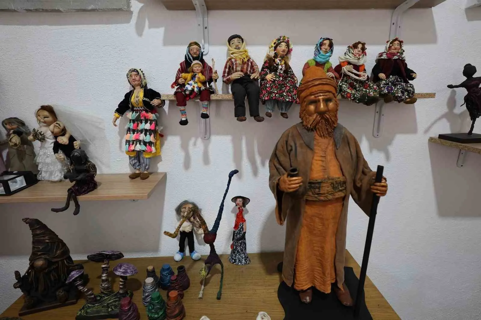 Kimya formüllerinden sanat eserlerine: Emekli mühendisin elinde bebekler yeniden hayat buluyor