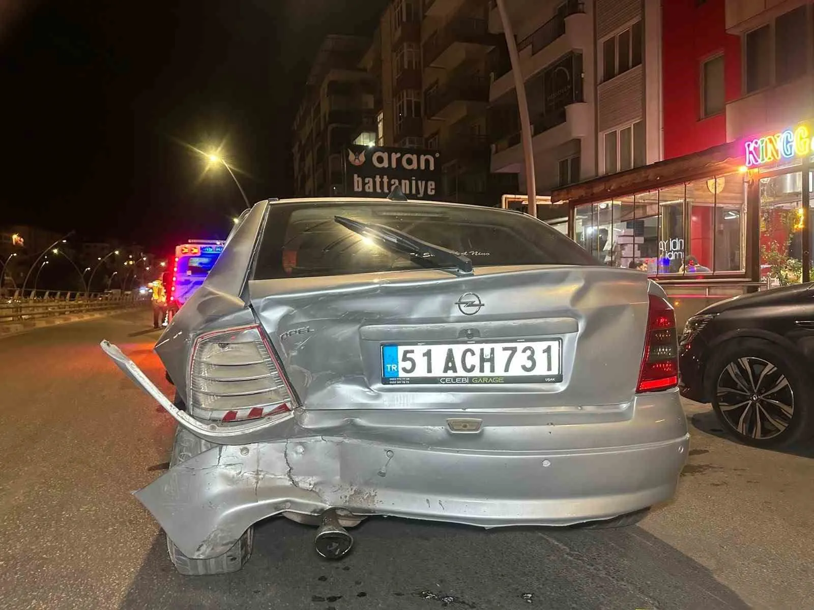 Uşak'ta Trafik Kazası: İki Araç Çarpıştı, 6 Kişi Hastanelik Oldu