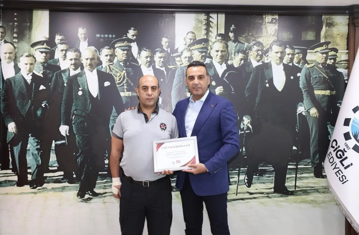 Çiğli’de otoparkta dehşet anları: Başkanın aracına ateş açan saldırganı güvenlik görevlileri kıskıvrak yakaladı