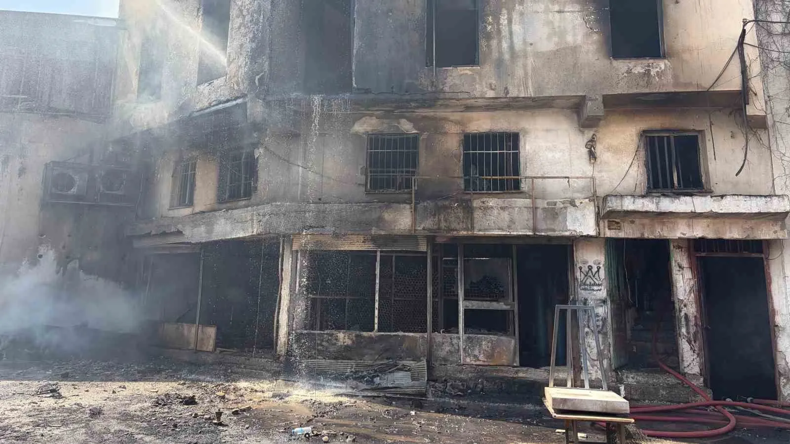 Buca’da sünger deposunda büyük panik: Çevre esnafından ihmal iddiası