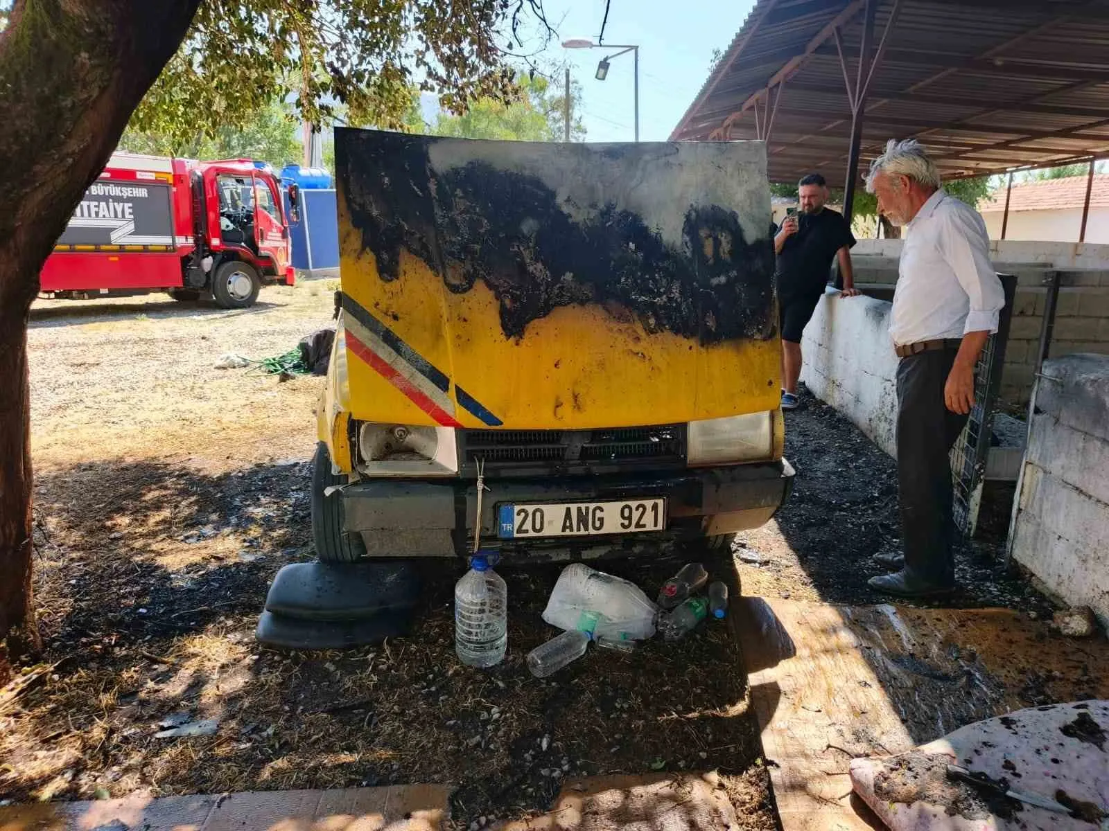 Menteşe'de geceyi aydınlatan korku dolu anlar: Otomobil küle döndü