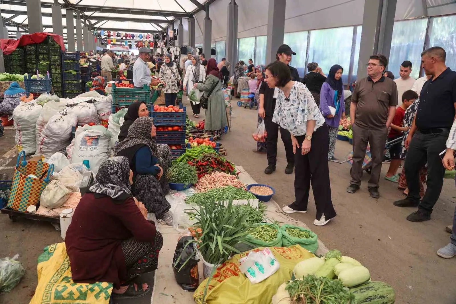 Uşak’ta pazar mesaisi: Başkan Vekili Terekeci Özkan esnafın kapısını çaldı