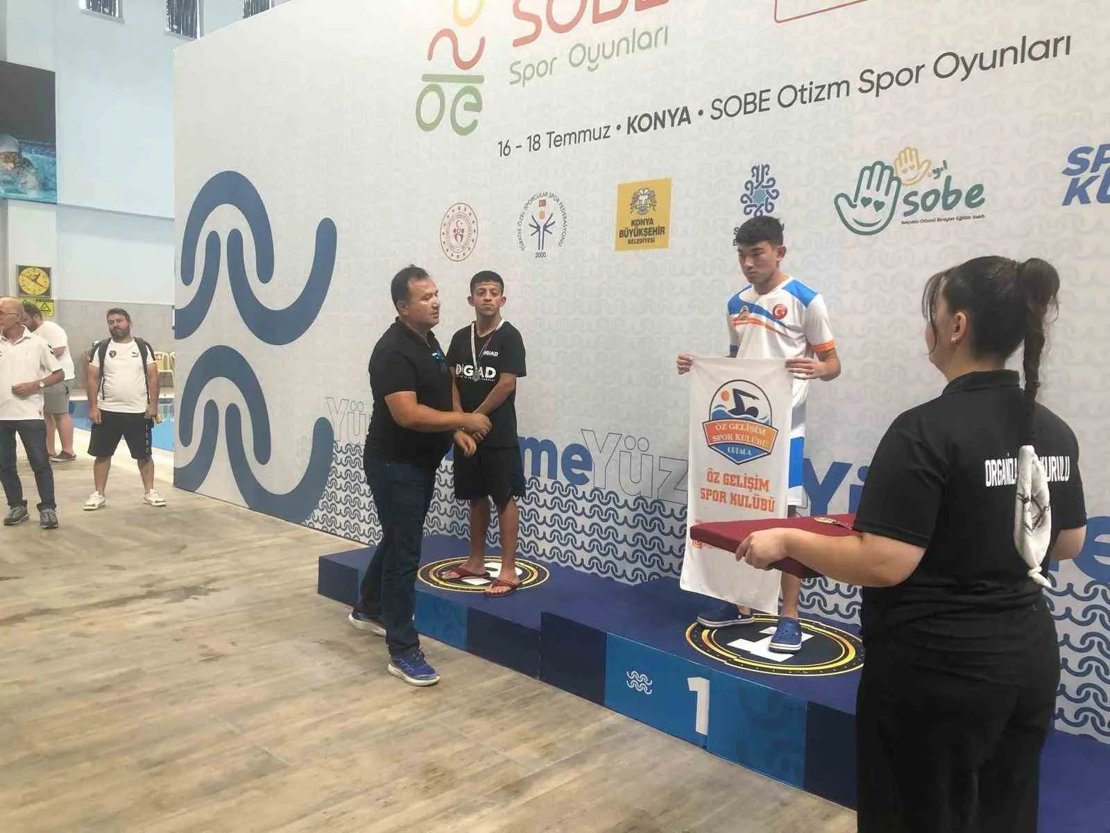 Havuzda madalya şöleni: Aydınlı sporcular kürsüden inmedi
