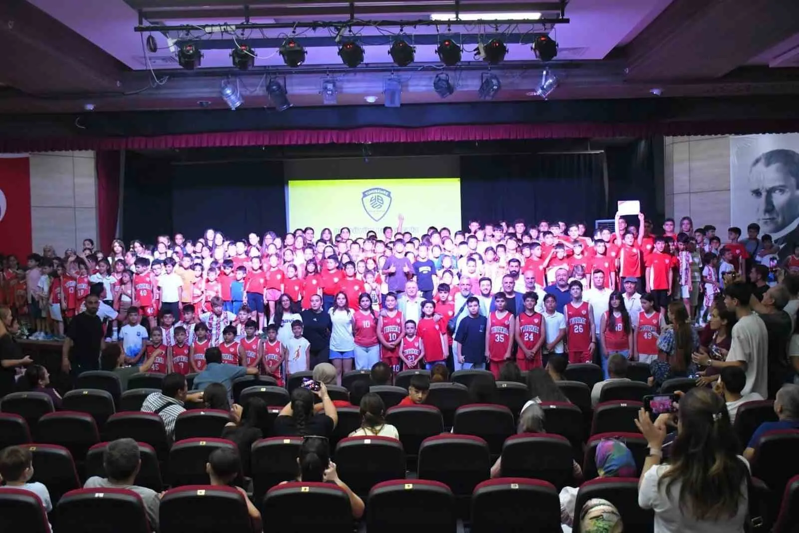 Minik Sporcular Sahneye Çıktı: Yunusemre’de Yaz Spor Okulları Rekor Katılımla Kapandı