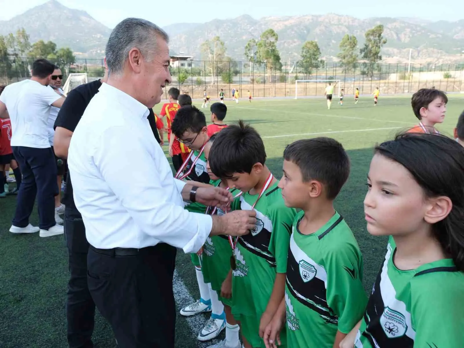 Buharkent’te miniklerin futbol şöleni kupa töreniyle taçlandı
