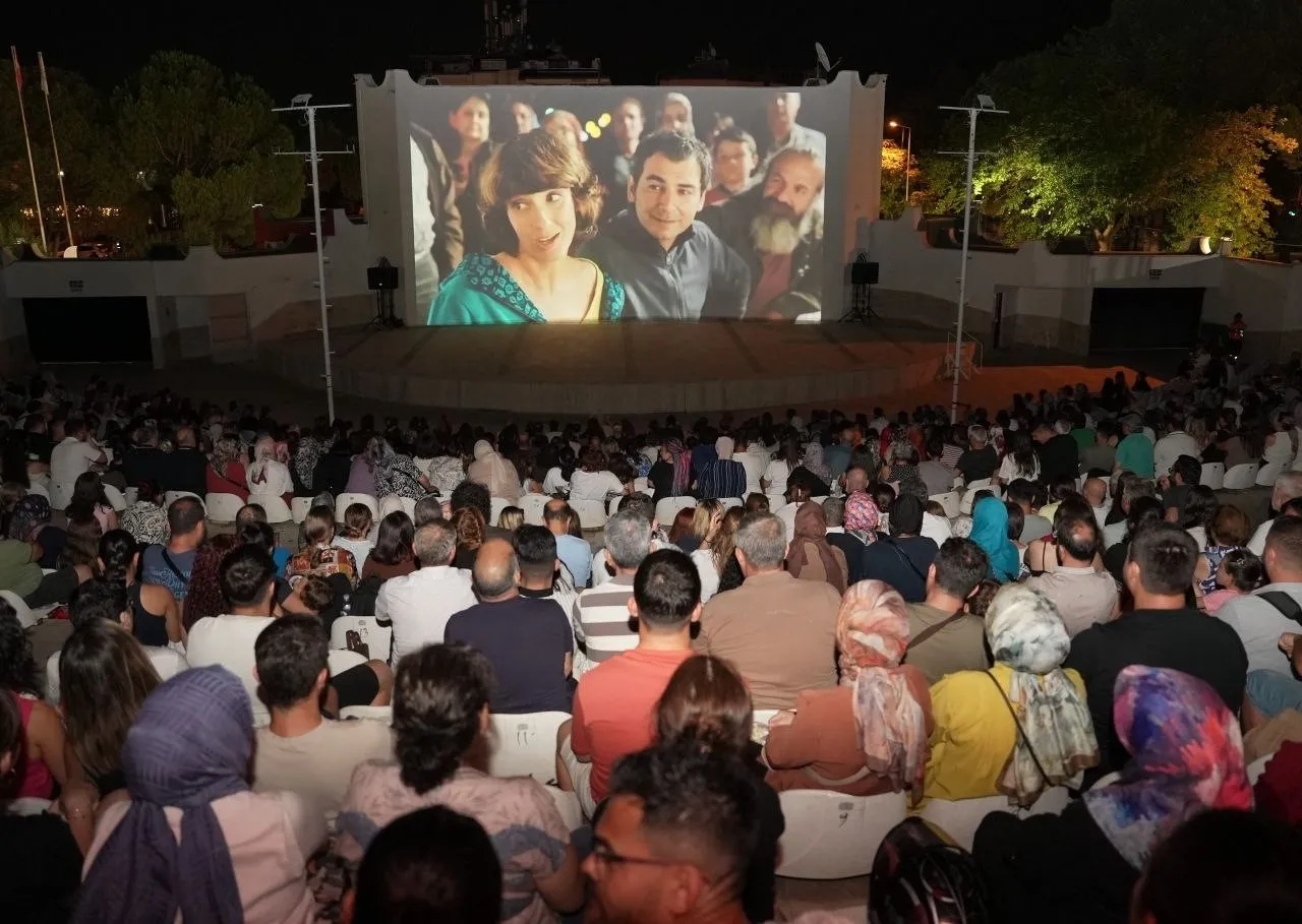 Denizli’de yıldızların altında sinema şöleni: Yeşilçam klasiği ve modern komedi beyaz perdeye dönüyor