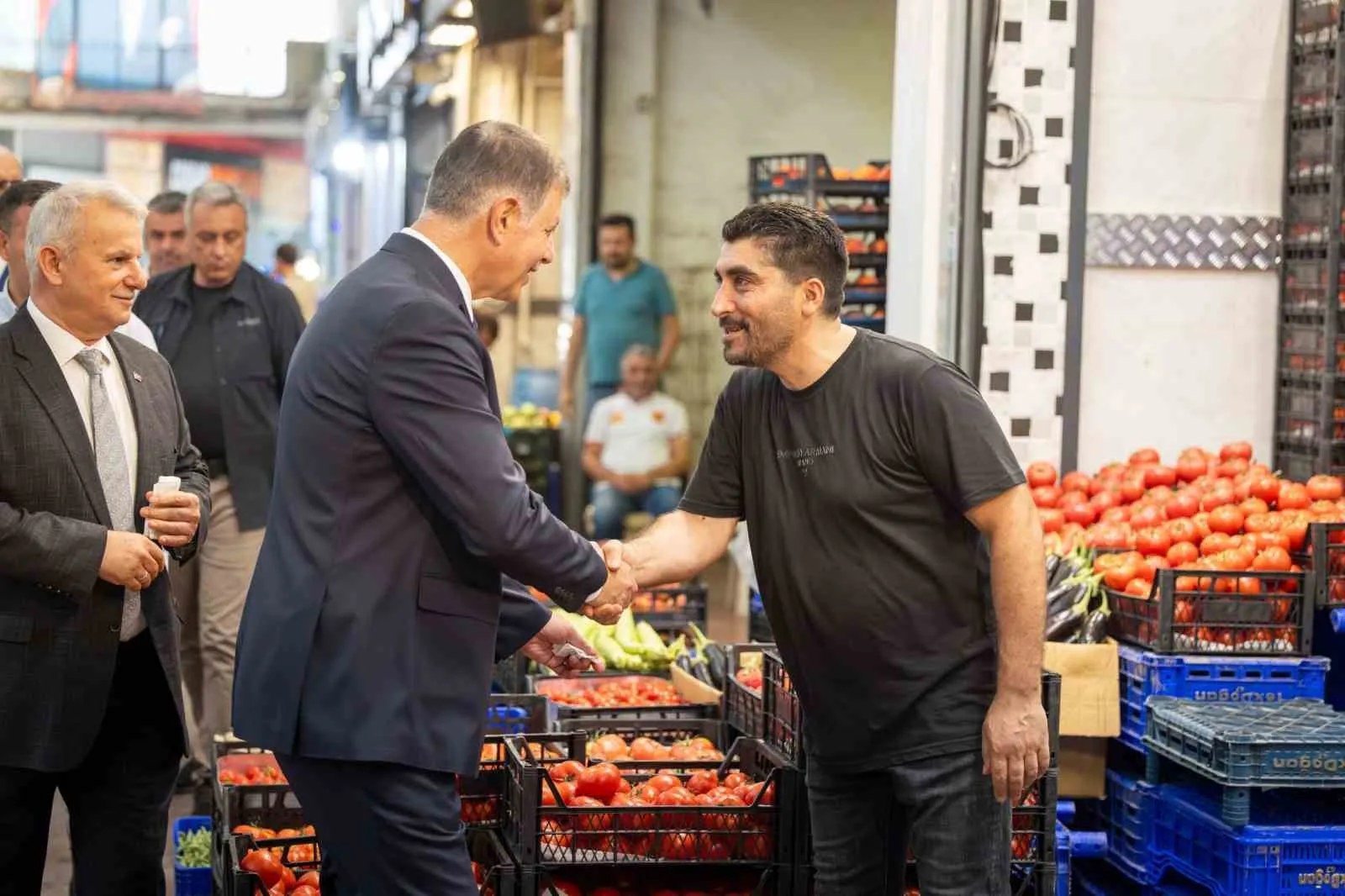 İzmir Hali’nde mesai: Başkan Tugay’dan esnafa "modernleşme" sözü