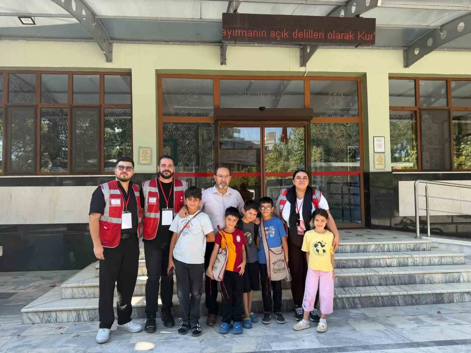 Minik öğrencilere başkan eliyle tatlı mola: Yunusemre'de kurslar şenlendi