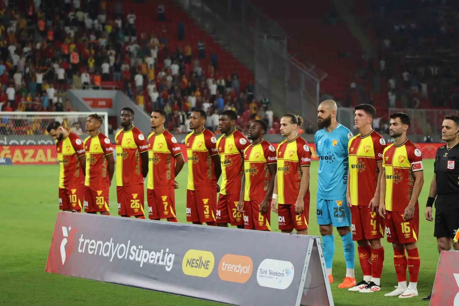 Göztepe ile Gençlerbirliği İlk Yarıda Kilidi Açamadı: Gürsel Aksel'de Sessiz Geçen 45 Dakika