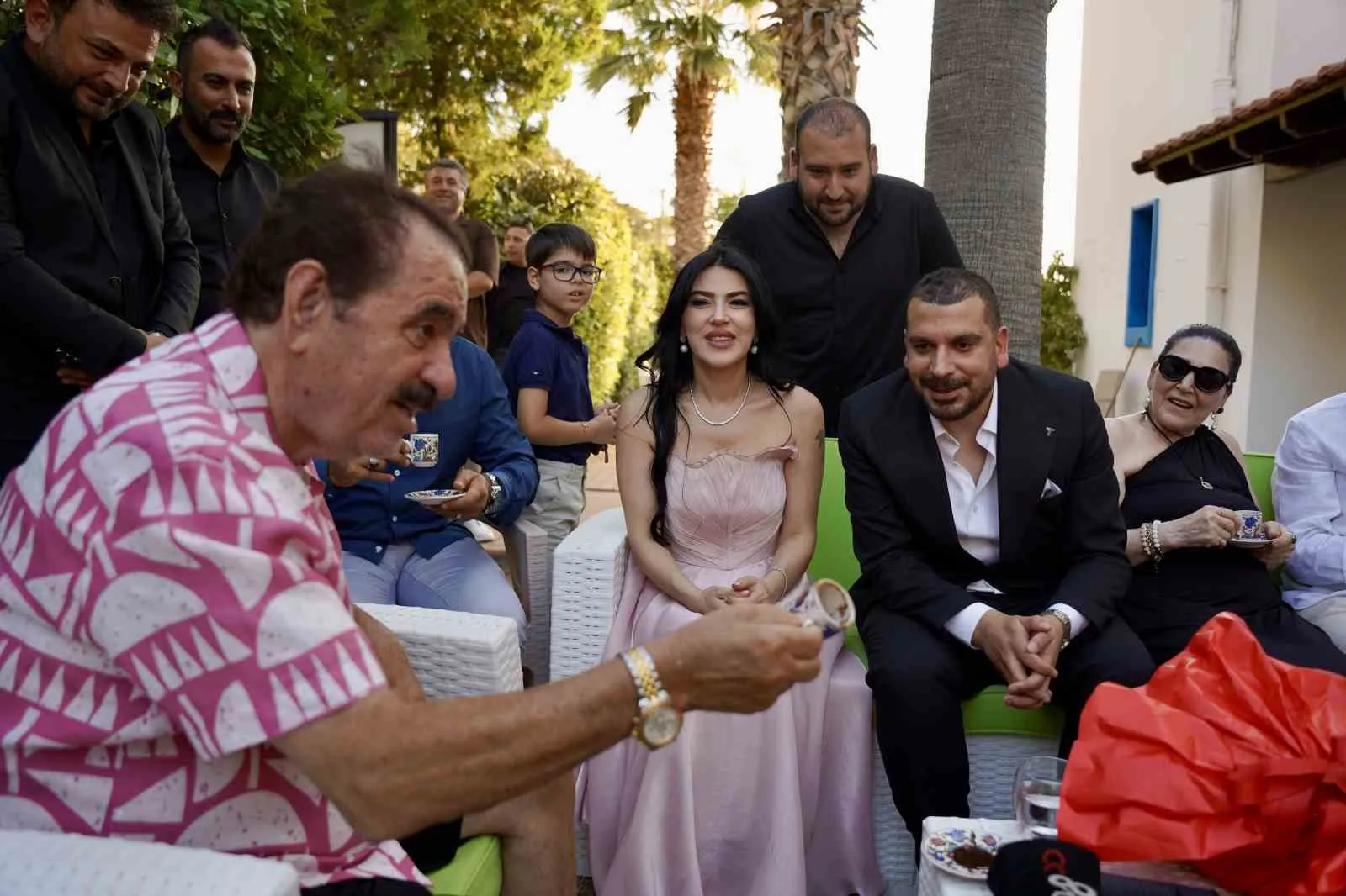 İbrahim Tatlıses'in Bodrum'daki villasında büyük coşku: Manevi kızına altın takı sürprizi