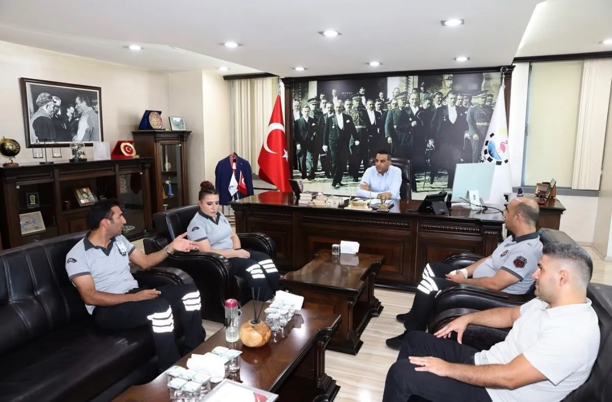 Çiğli’de otoparkta dehşet anları: Başkanın aracına ateş açan saldırganı güvenlik görevlileri kıskıvrak yakaladı