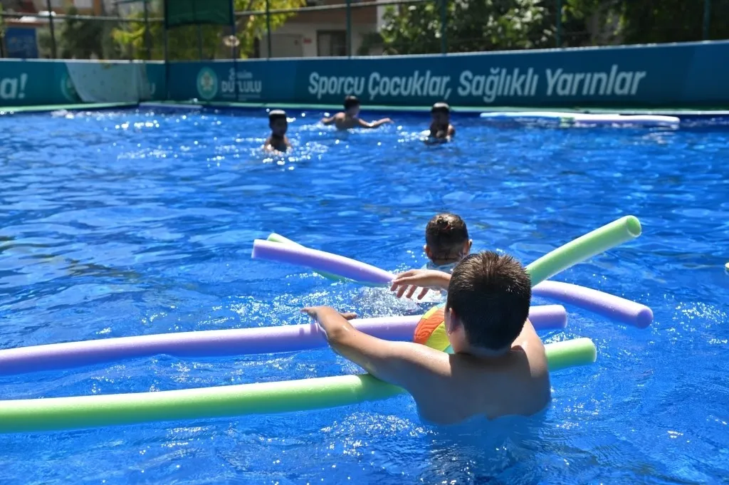 Manisa’da yazın adresi havuz başı: Çocuklar hem serinliyor hem yüzme öğreniyor