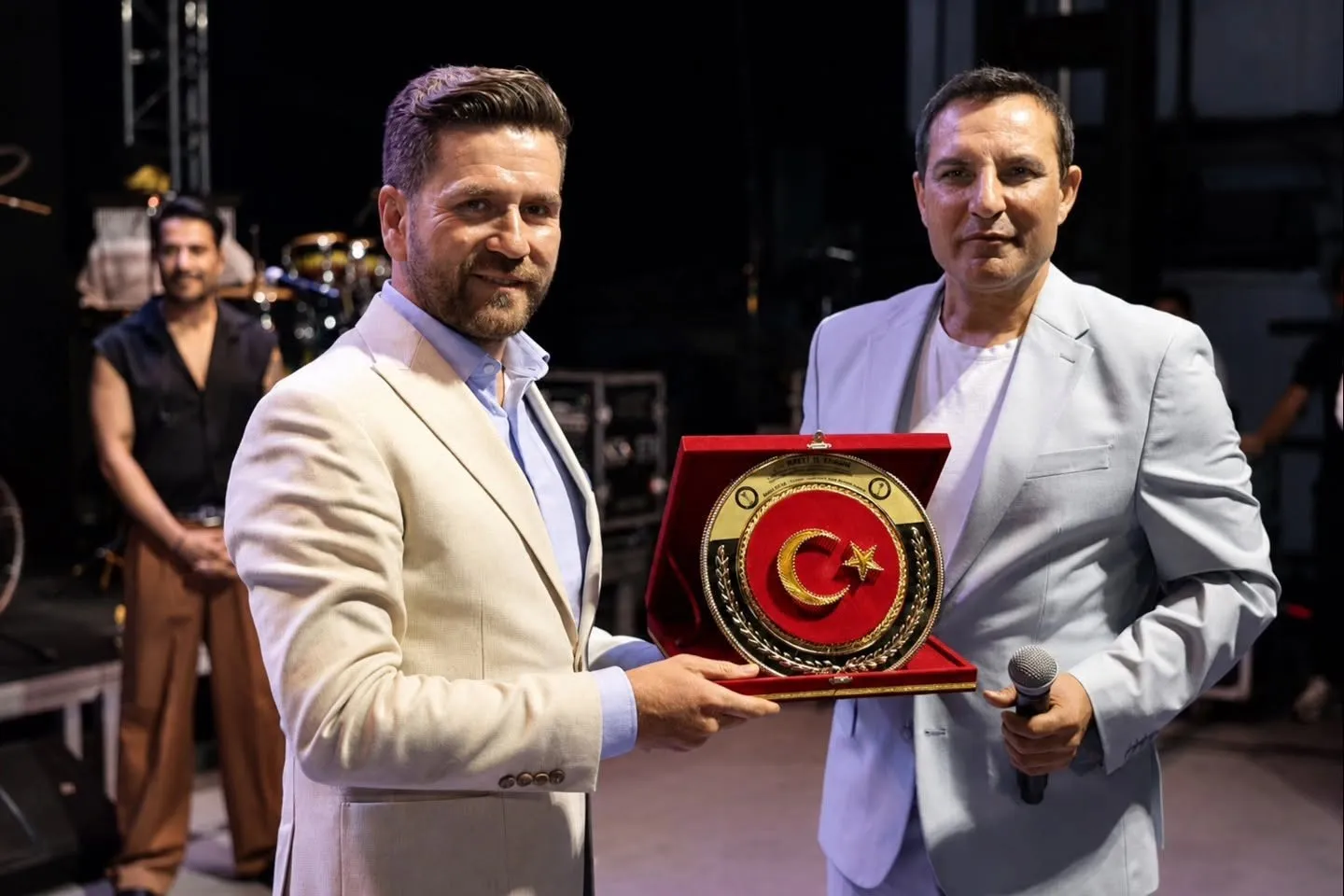 Tavas’ta müzik ziyafeti: Rafet El Roman hayranlarını coşturdu