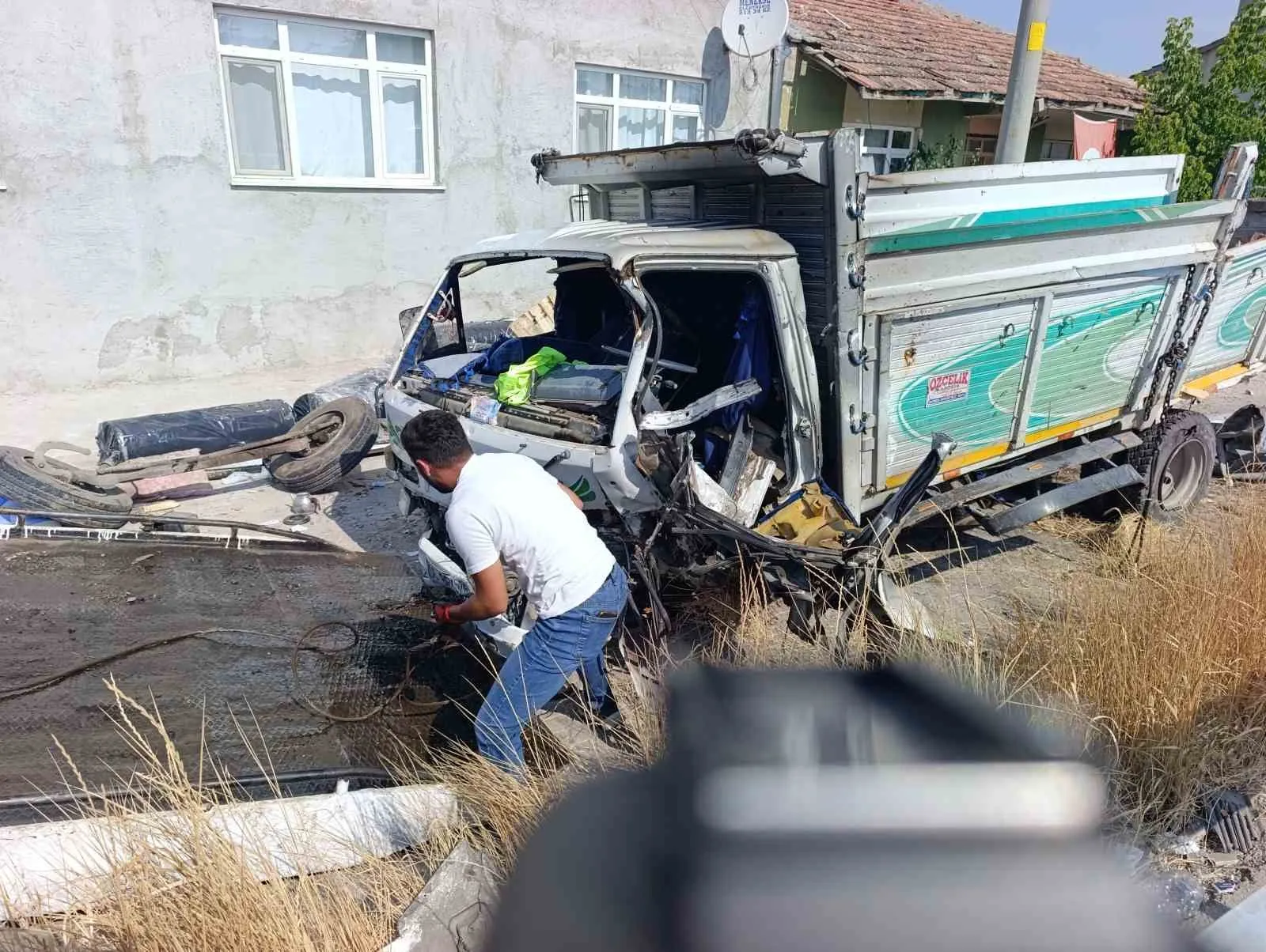Afyonkarahisar kara yolunda can pazarı: Yolcu otobüsü ile kamyonet çarpıştı