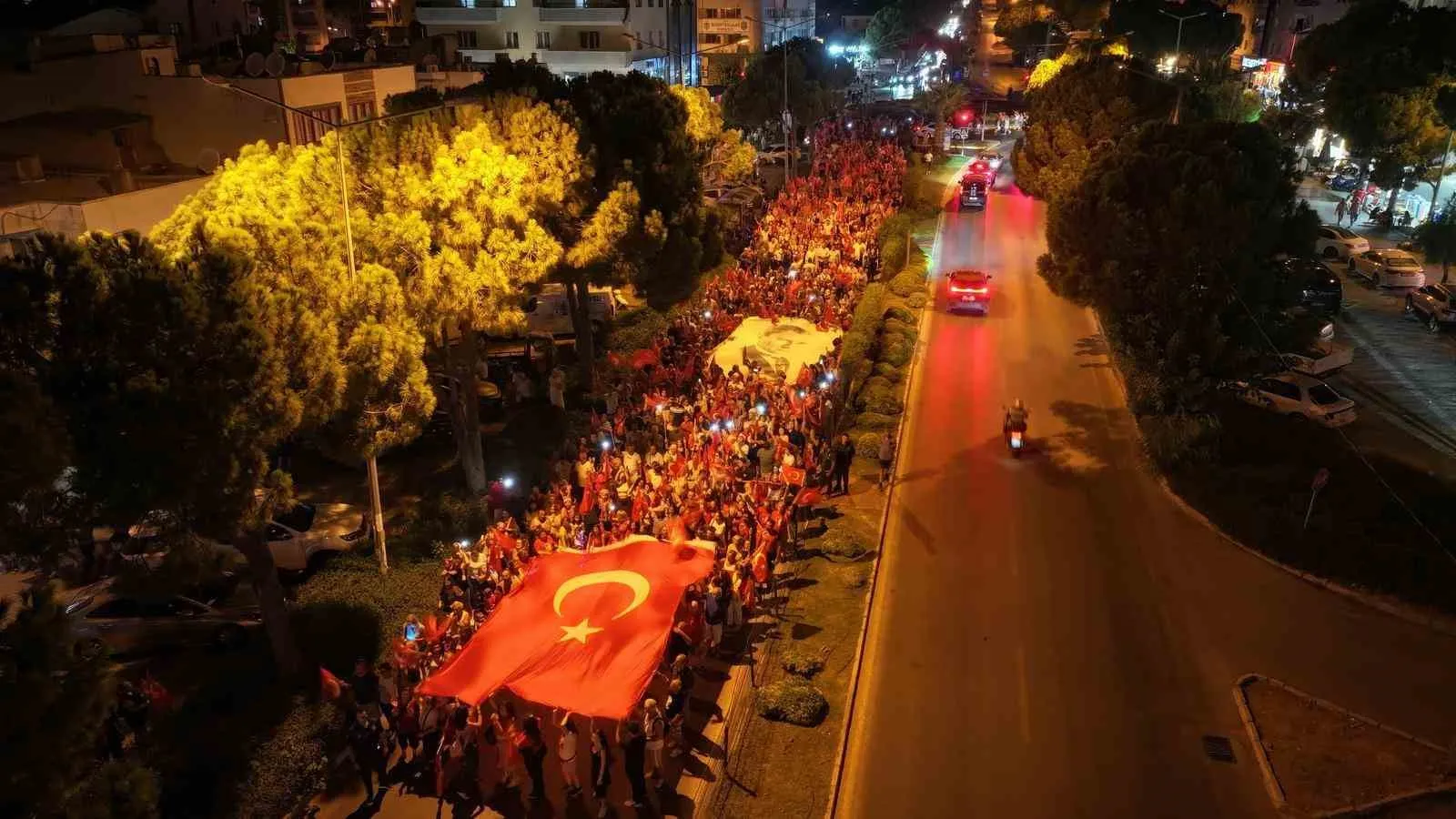 ** Zafer Ruhu Didim’de Aynı Anda Hem Meydanda Hem Sokaklarda Yaşandı