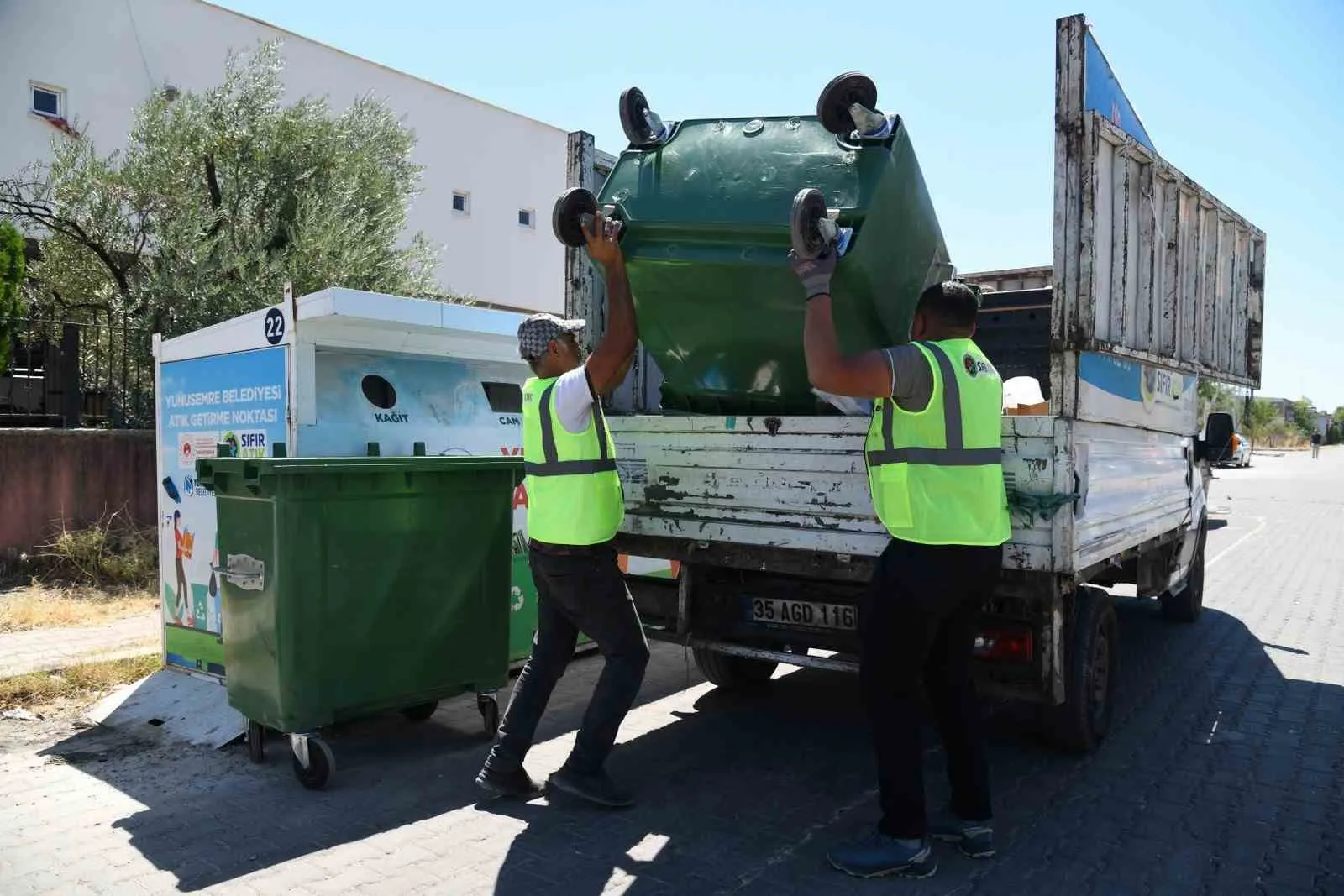 Yunusemre'de geri dönüşüm seferberliği: Tonlarca atık milli servete dönüşüyor