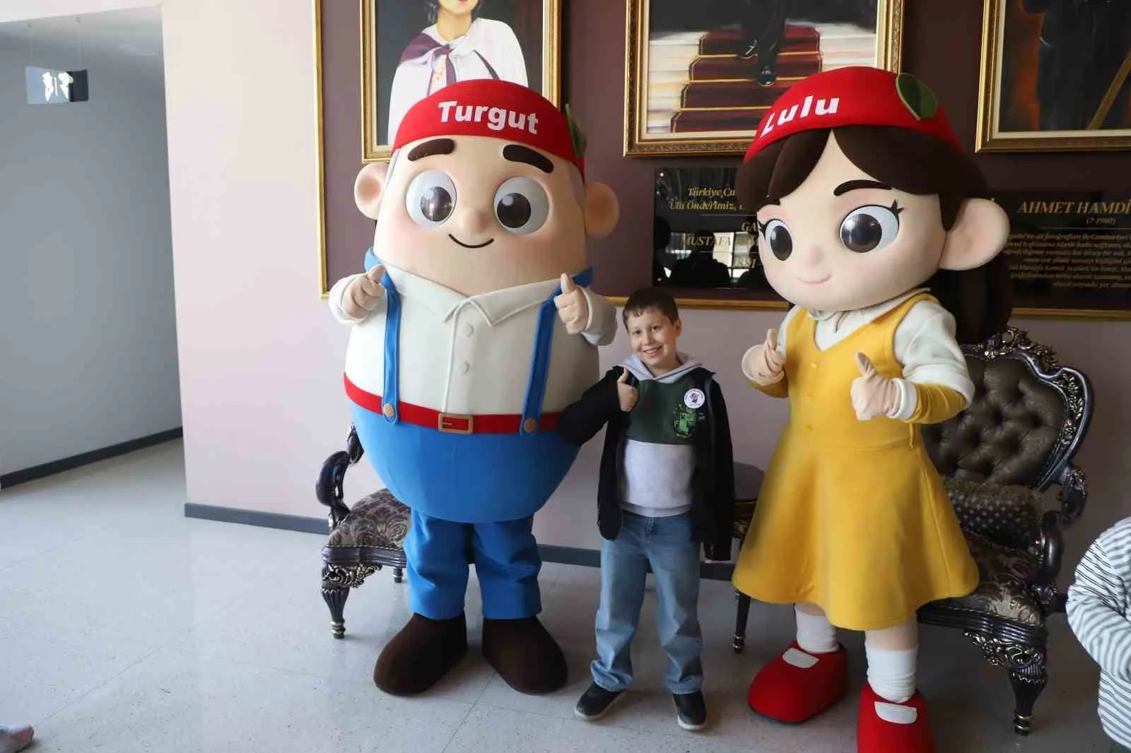 Turgutlu’nun Sevilen İkilişi Turgut ve Lulu, Sokak Tiyatrosuyla Çocuklarla Buluşuyor