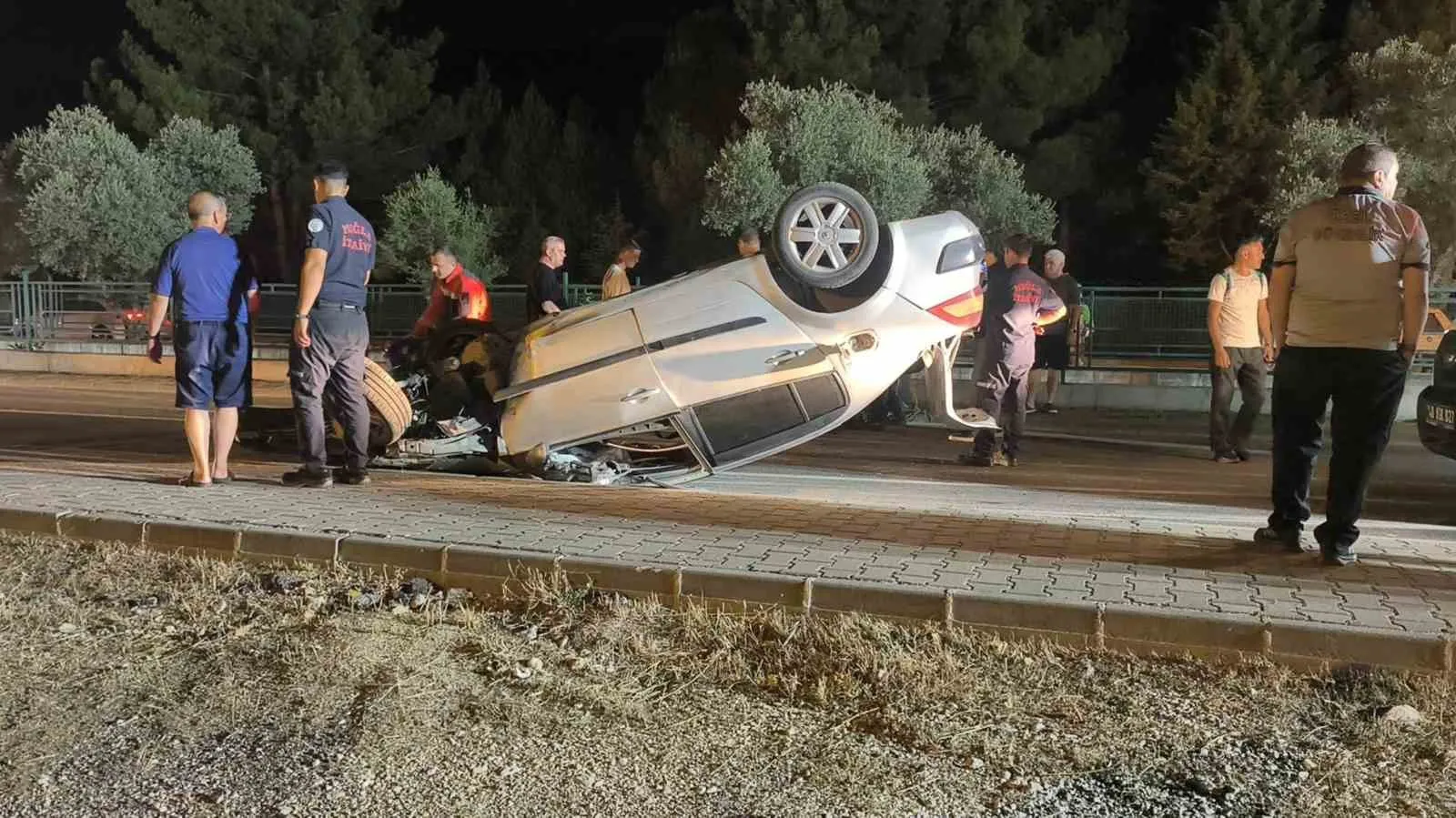 Menteşe'de kural ihlali faciaya davetiye çıkardı: Otomobil takla attı
