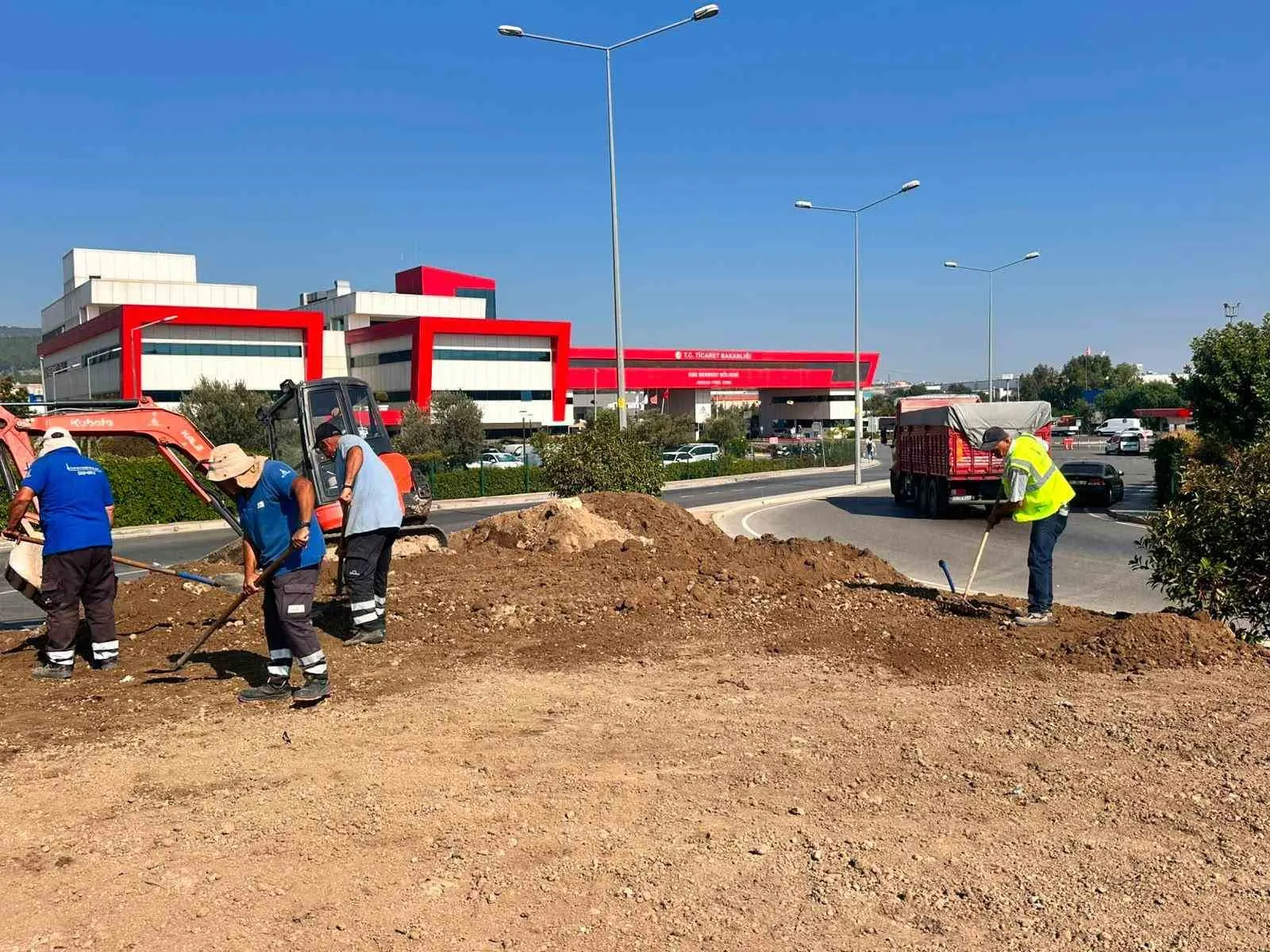 Gaziemir’in çehresi değişti: ESBAŞ Kavşağı’nda doğa dostu dokunuş