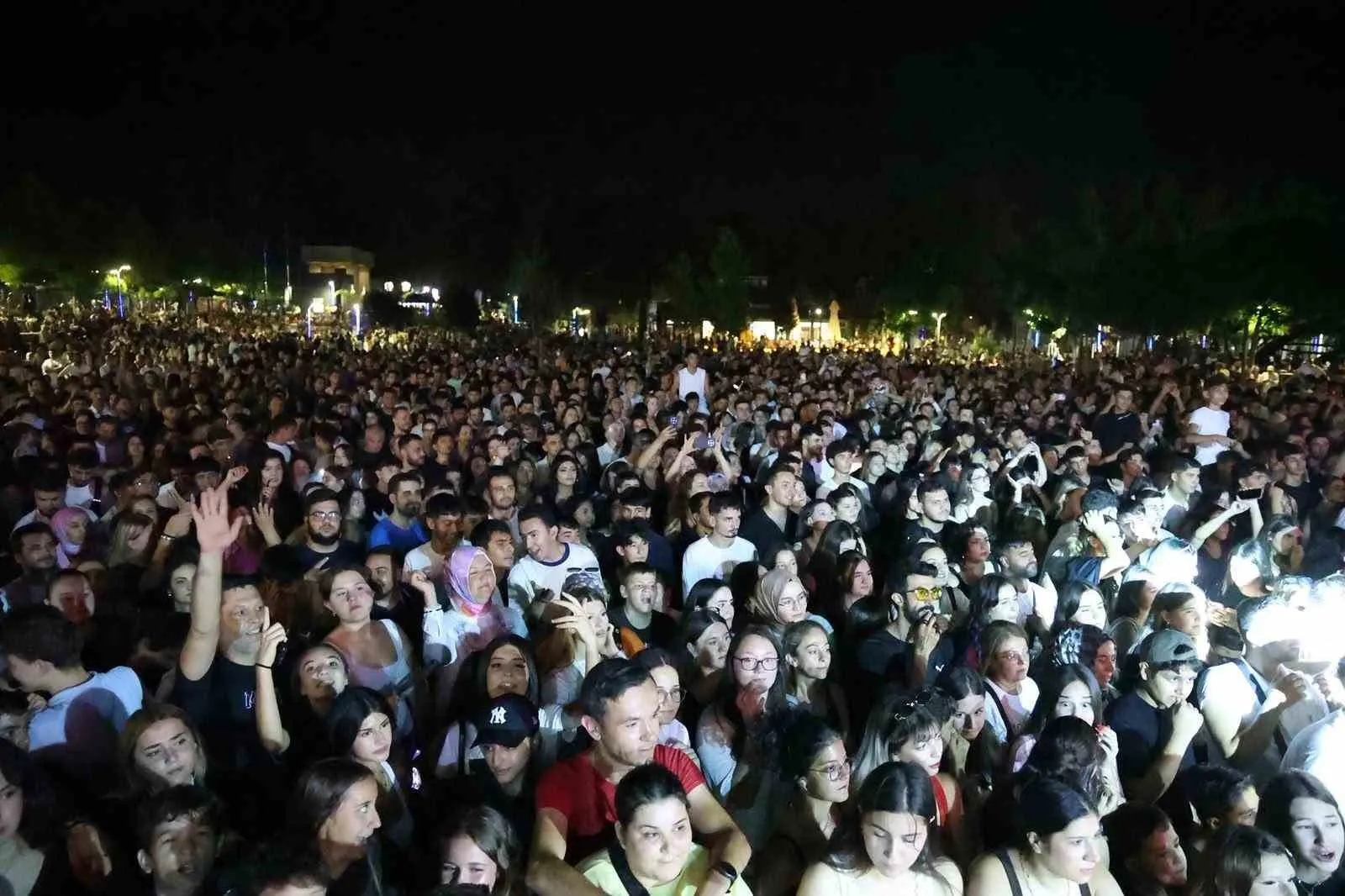 Eypio ile Efeler’de ritim hiç düşmedi: Aydın’da konser maratonu tam gaz