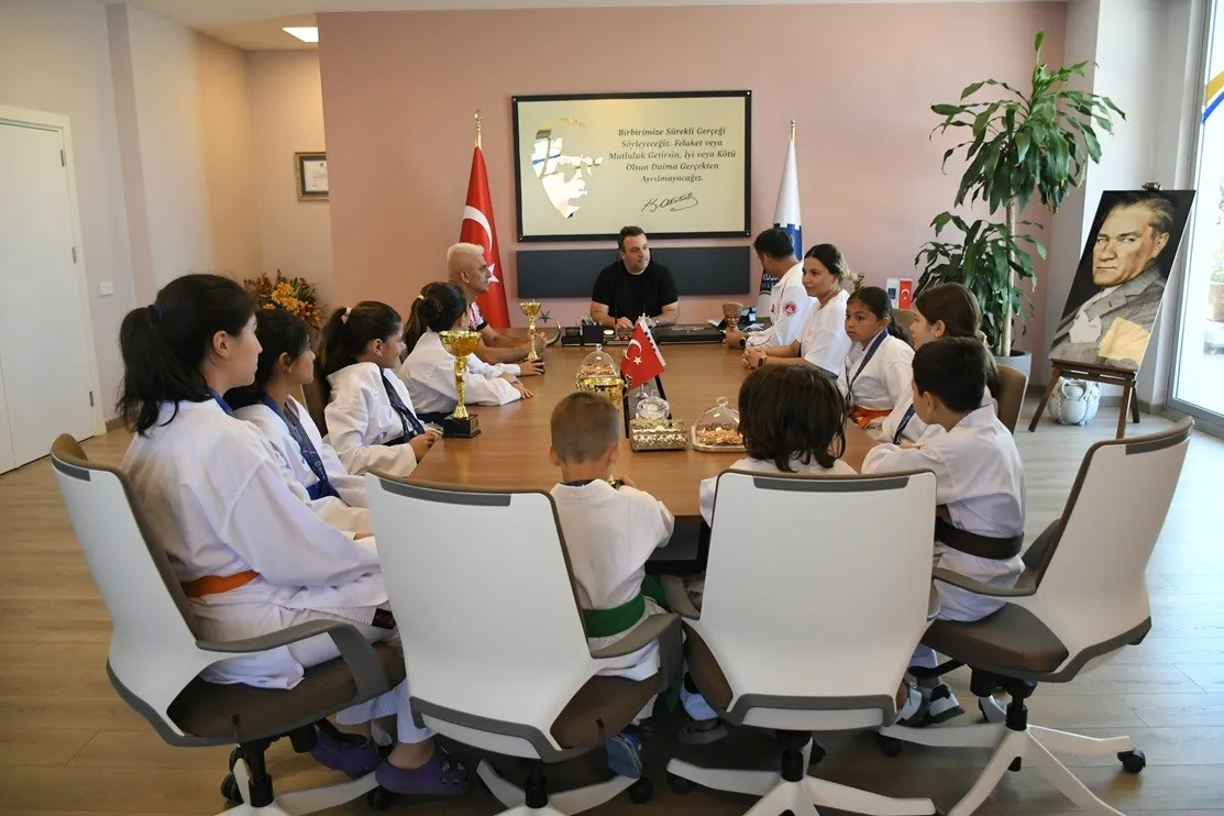Kuşadalı Karateciler Bursa’da Tarih Yazdı: 11 Bireysel Madalya, Takımda Zirve