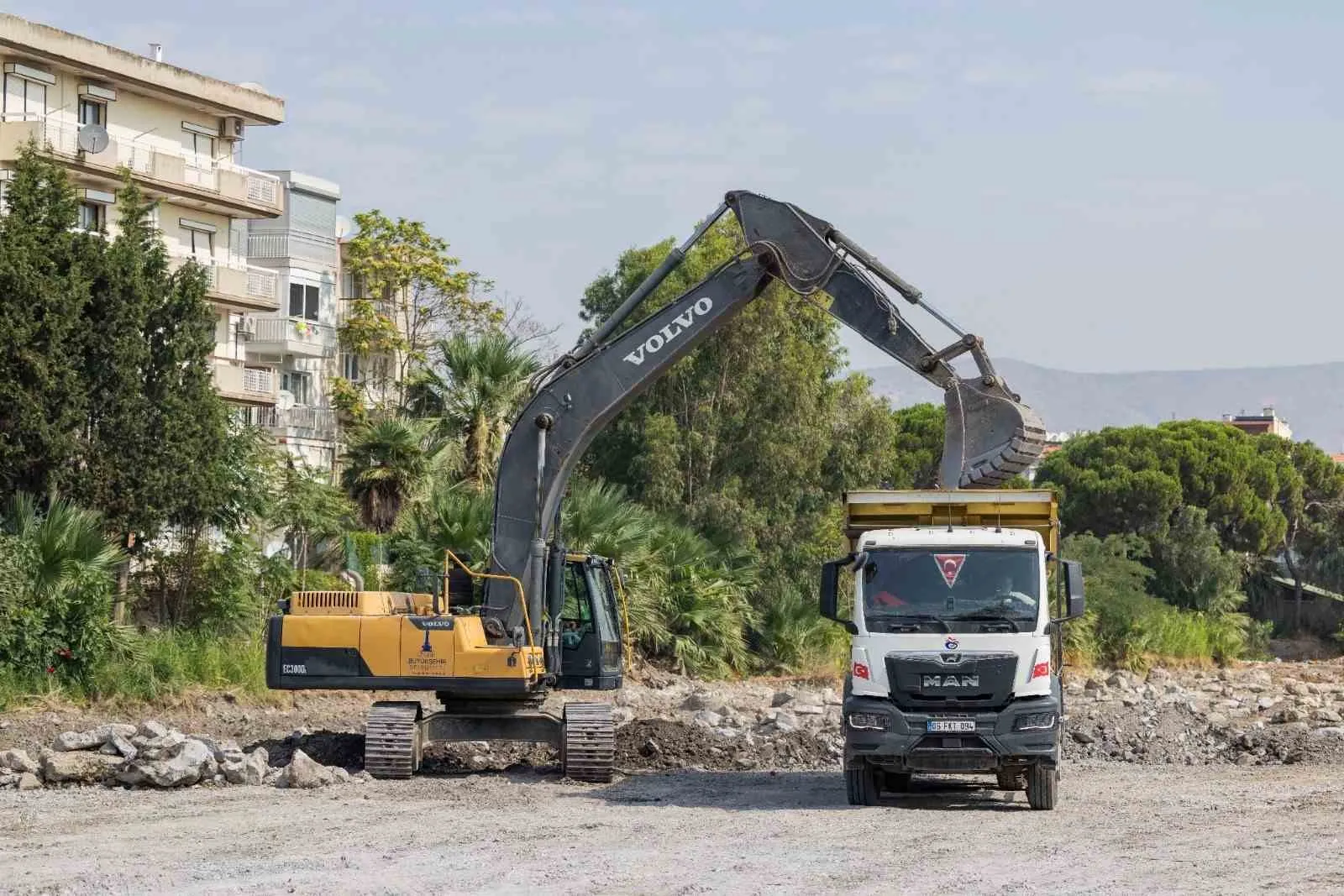 Karşıyaka Stadı'nda sessizlik bitti: Büyükşehir'den "çalışmalar sürüyor" mesajı
