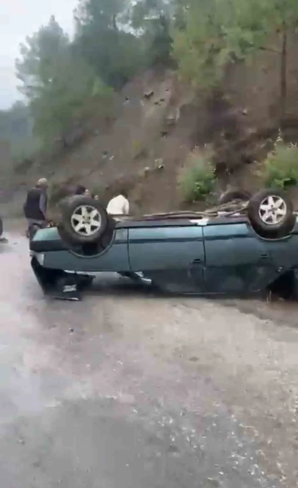 Denizli'de acı dolu kaza: Yağışlı yolda direksiyon hakimiyetini kaybeden baba hayatını kaybetti