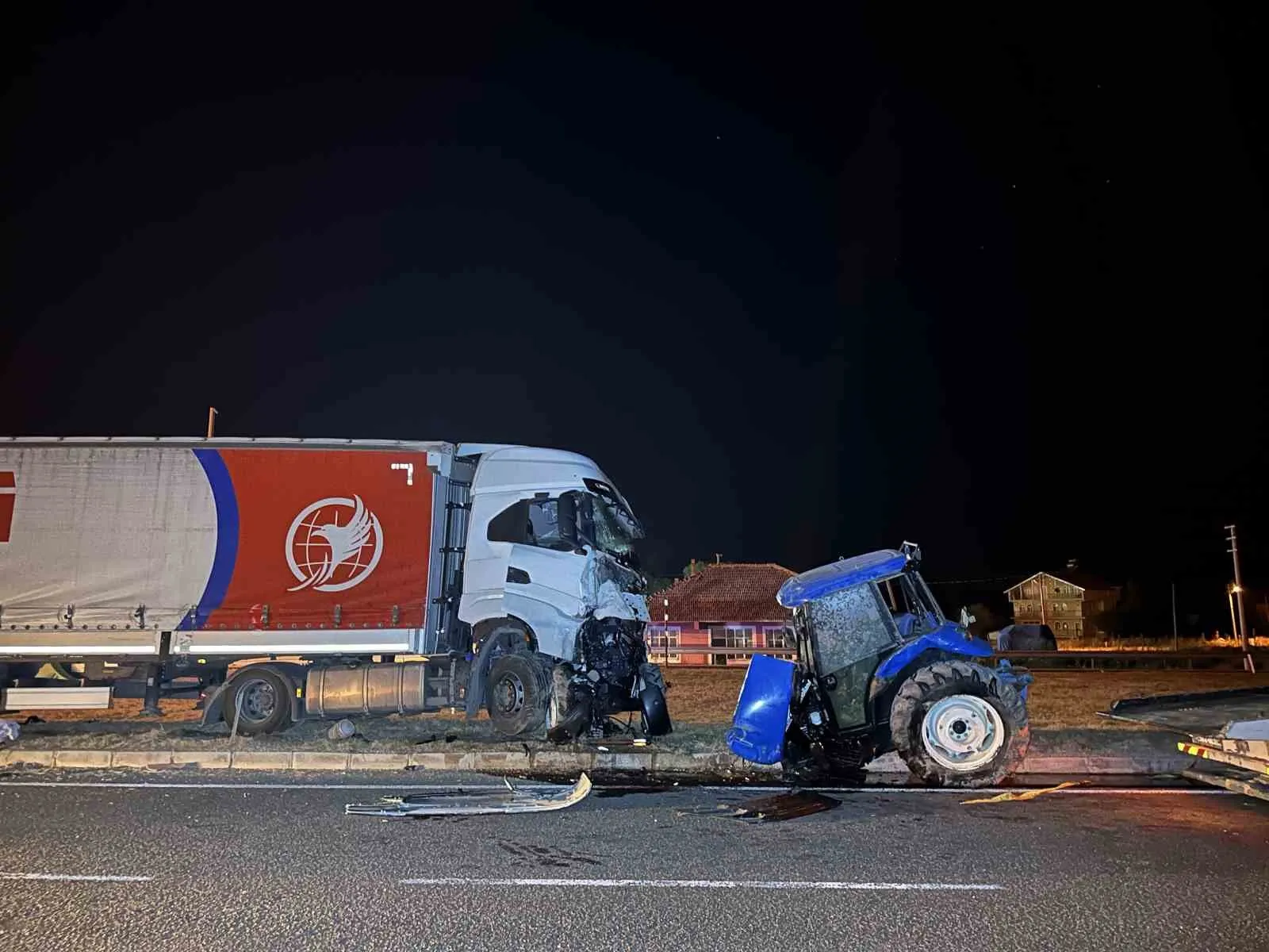 Uşak’ta feci kaza: Traktör ikiye bölündü, bir kişi yaşamını yitirdi