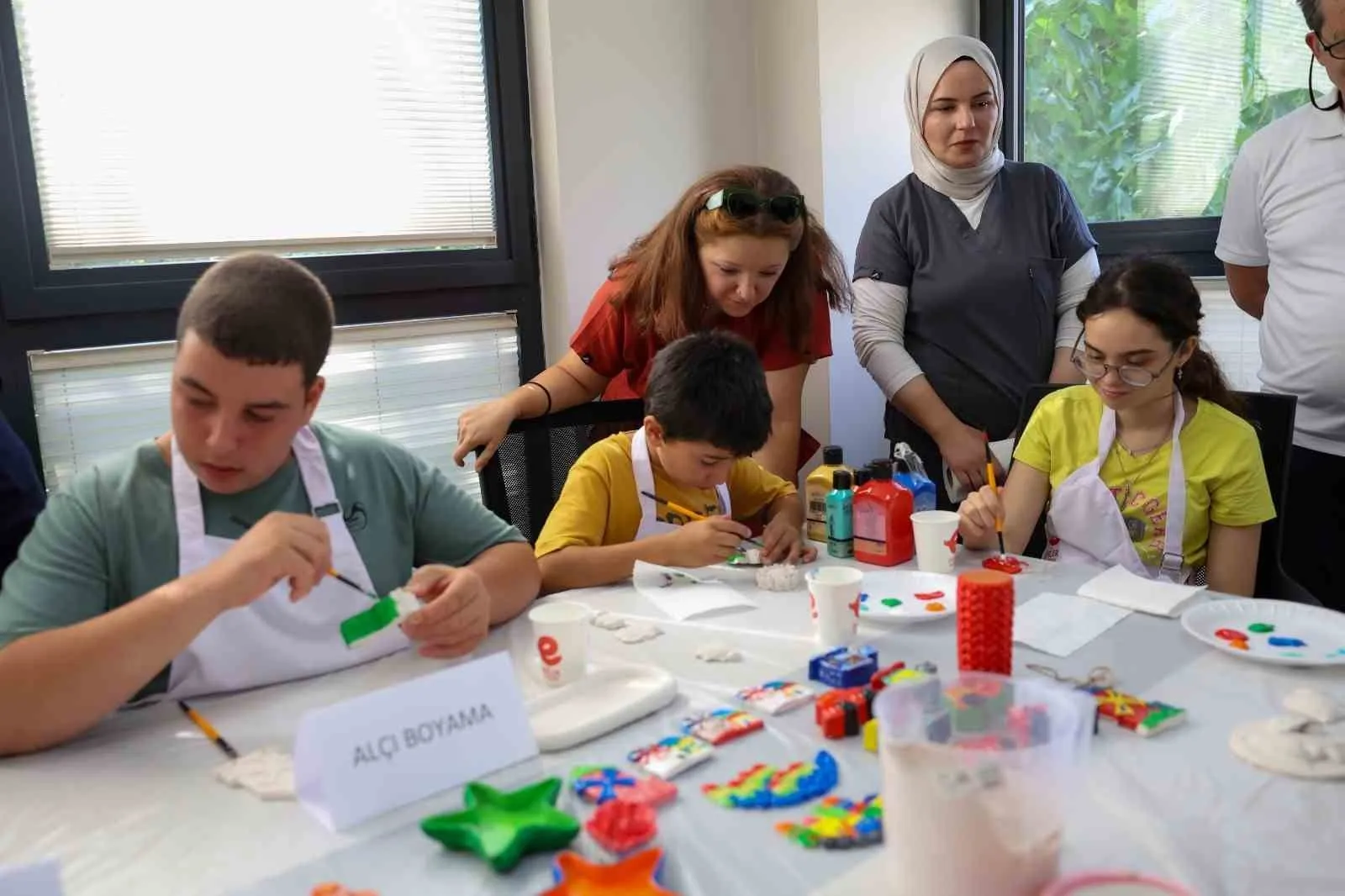 Efeler'de atölye mesaisi: Özel bireylerin elinden çıkan eserler göz dolduruyor